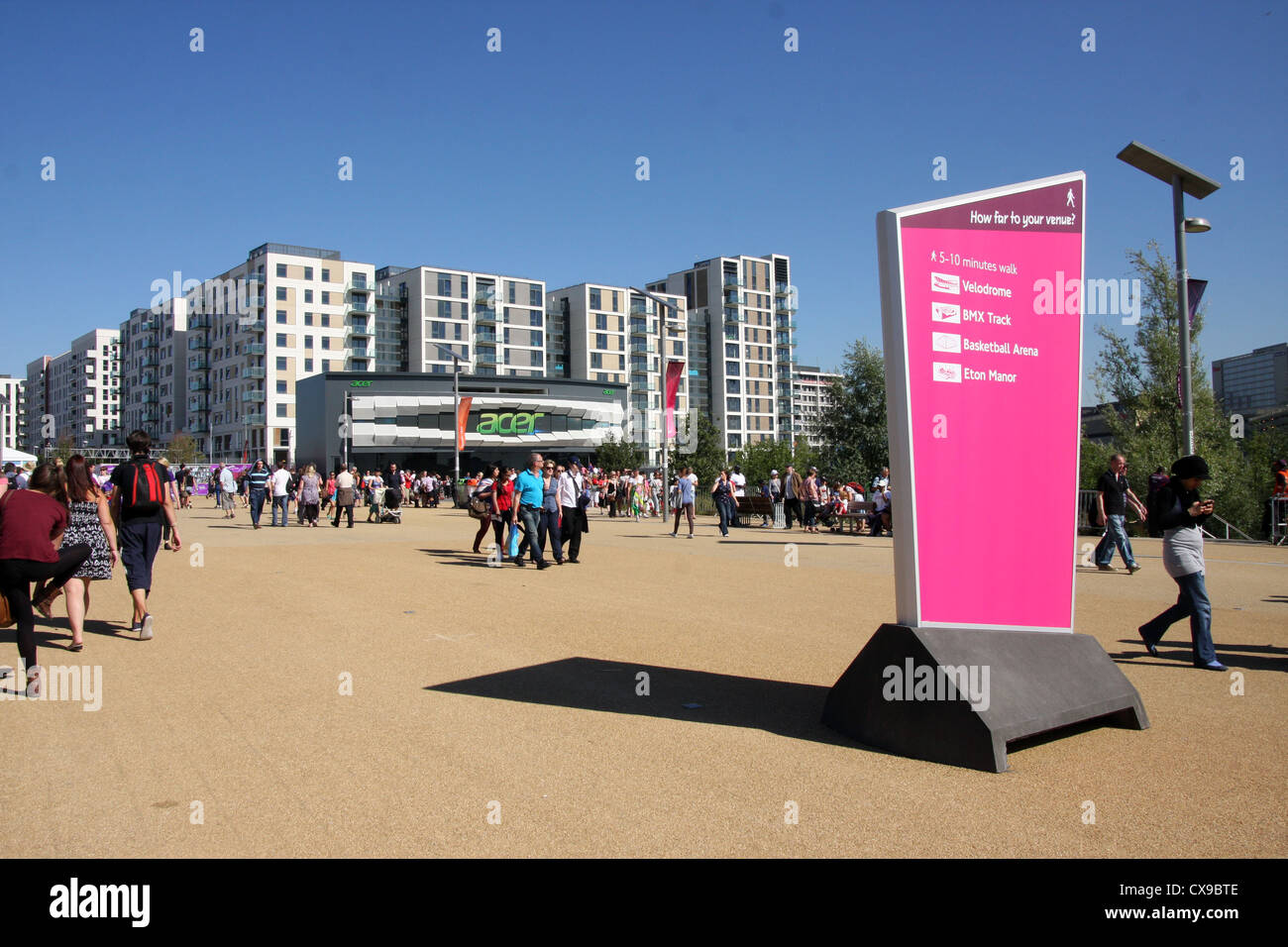 Menschenmassen strömen zum Olympiapark bei den Paralympics in London 2012. Stockfoto