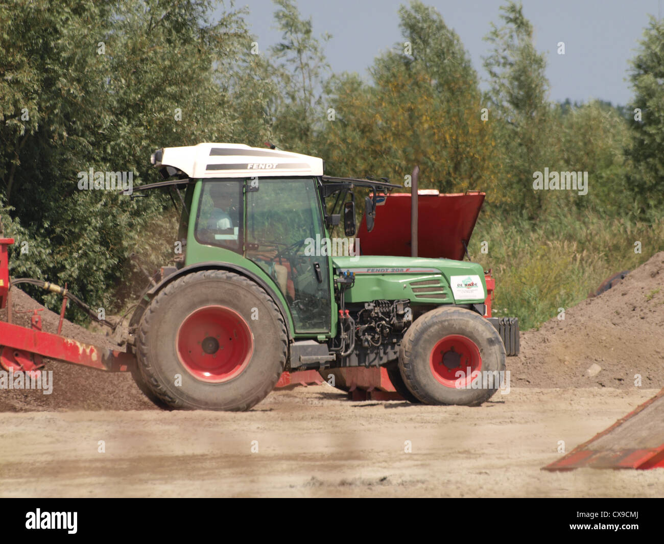 Fendt Farmer 411 Traktor Abschleppen Korn Anhänger - Sud-Touraine