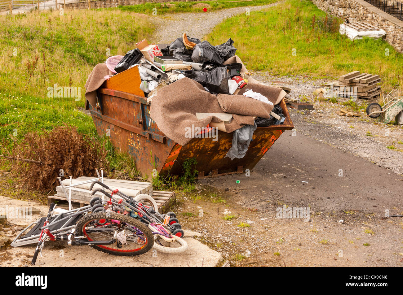 Ein Müll überspringen und junk in Großbritannien Stockfoto