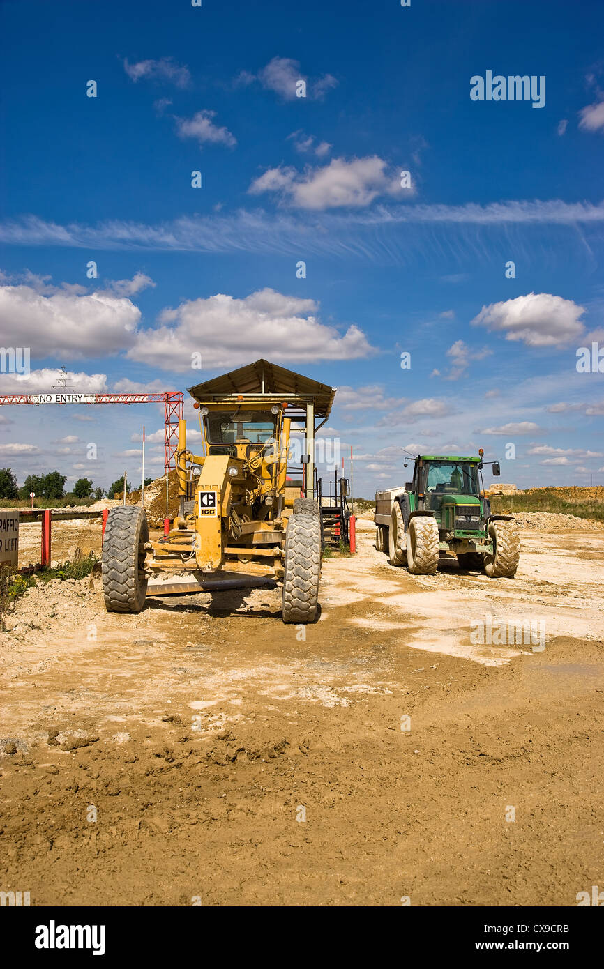 EM- & Traktor bei Ketton Zement Werk, Stamford, Lincolnshire, England UK Stockfoto