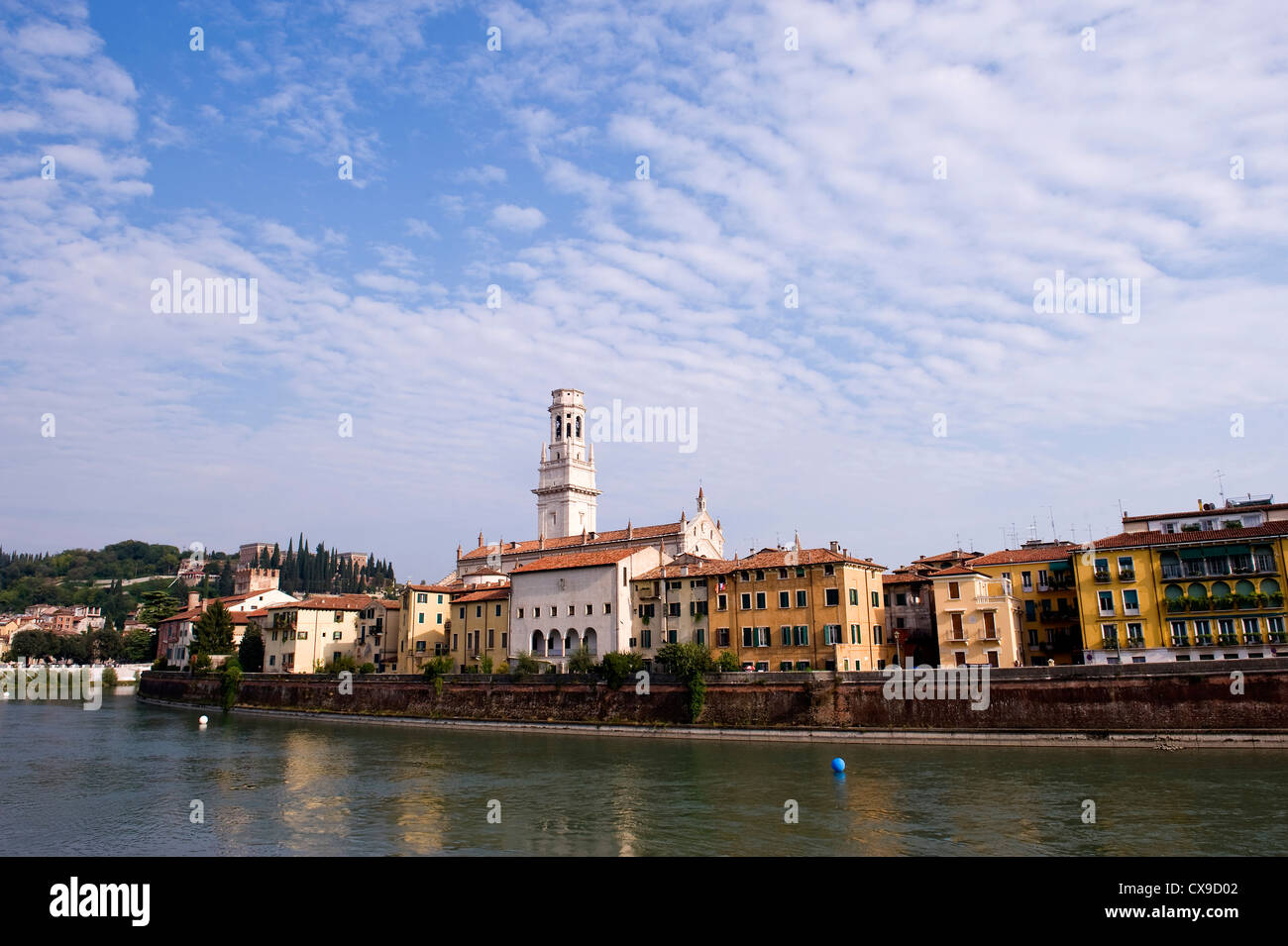 Die romantische Stadt Verona mit dem Blick auf die Kathedrale Santa Maria Assunta und Etsch Stockfoto