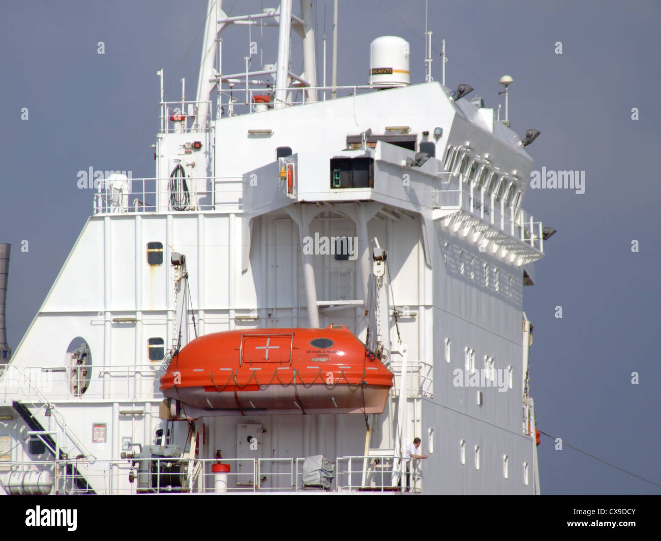 Das Schiff Sir Charles Parsons, registriert unter IMO 8402840 und Rufzeichen GDXQ, liegt im Hafen von IJmuiden in Holland an. Sie ist bekannt für ihre bedeutenden Beiträge zur Schifffahrt, insbesondere im Bereich der Fracht- und Containerschifffahrt. Stockfoto