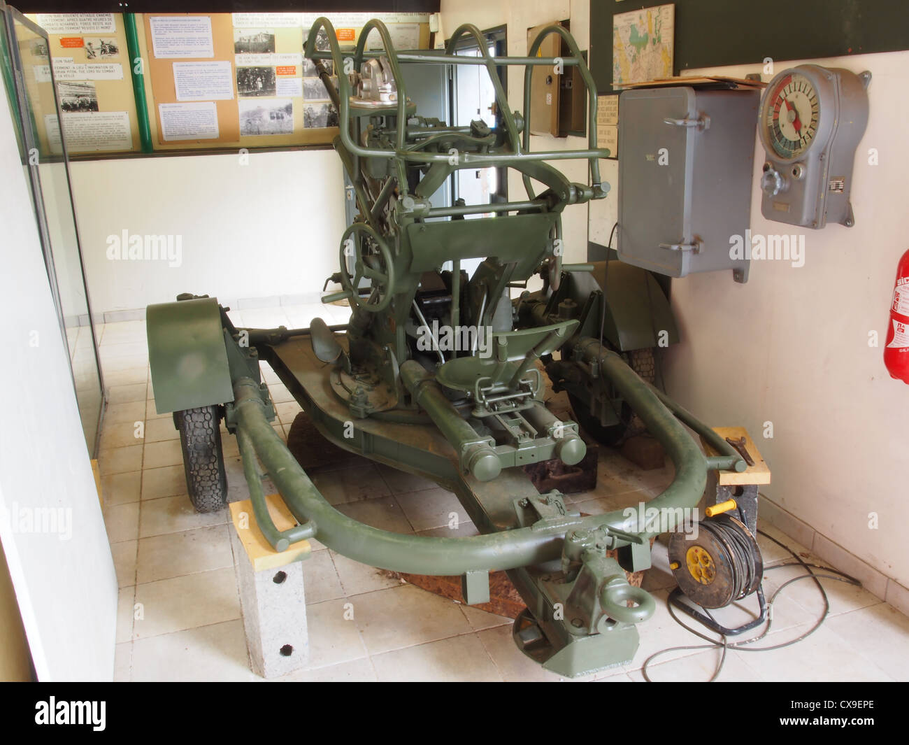 Fort de Fermont, Teil der französischen Maginot-Linie, verfügt über ein Museum, das eine 75-mm-AAA-Kanone zeigt. Diese Artillerie war Teil der Verteidigungsstrategie Frankreichs während des Zweiten Weltkriegs und zeigte Militärtechnik und historische Kriegsführung. Stockfoto