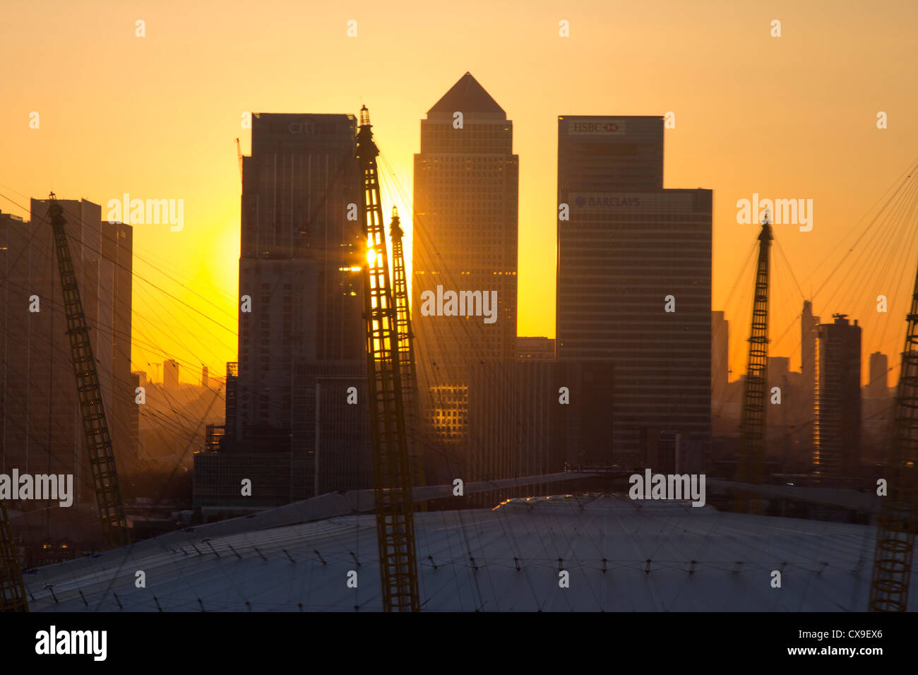 Canary Wharf und O2 Arena gesehen von Emirates Air Line Seilbahn - London Stockfoto