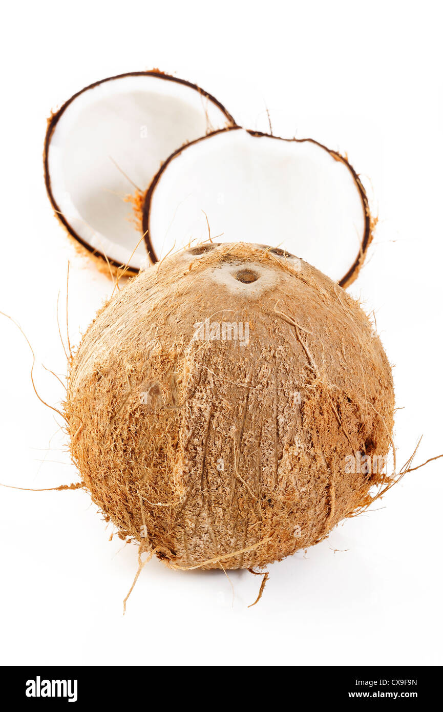 Kokosnussschalen auf weiß Stockfoto