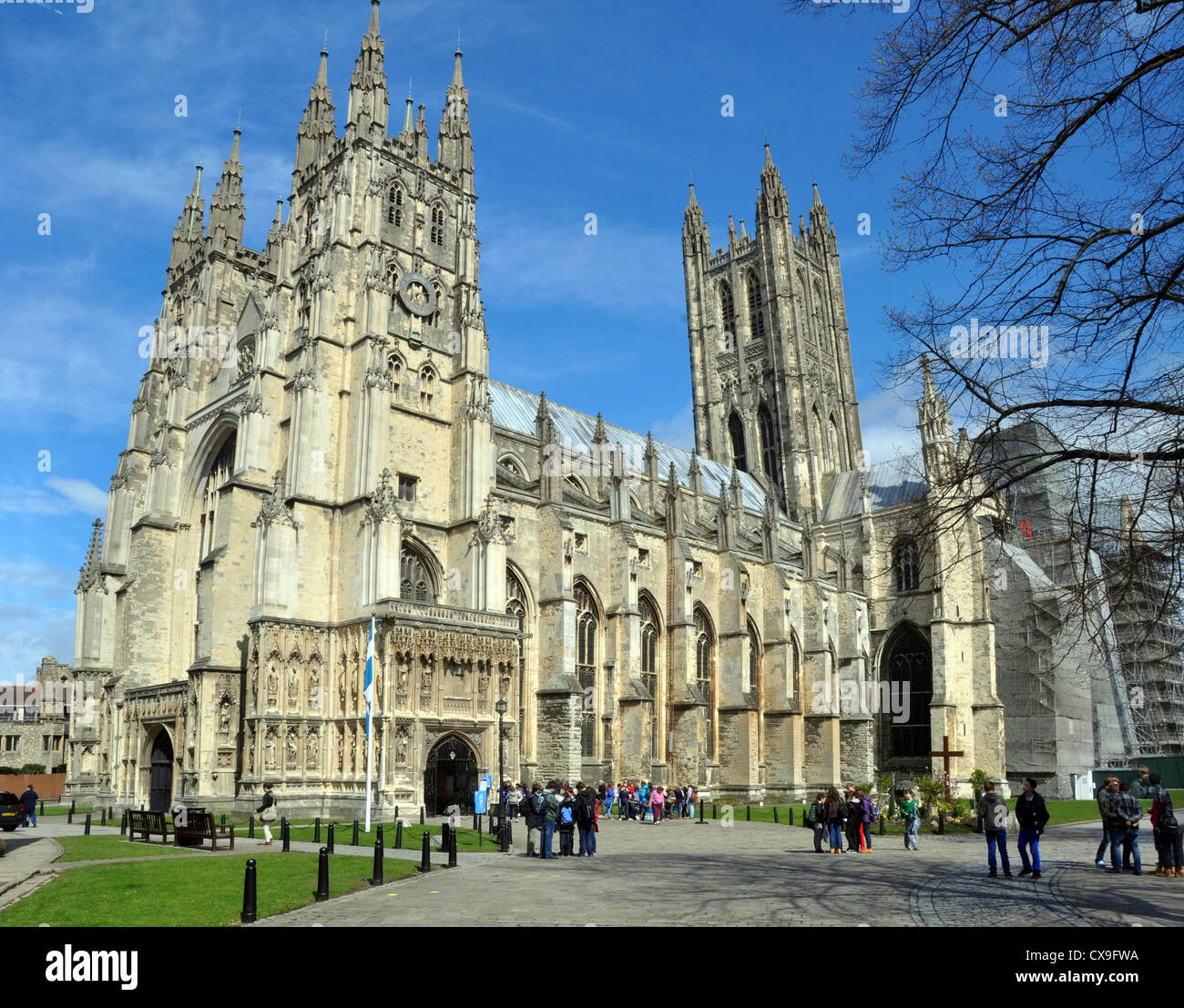 Anglikanische Kathedrale von Canterbury und Touristen im Frühling. Stockfoto