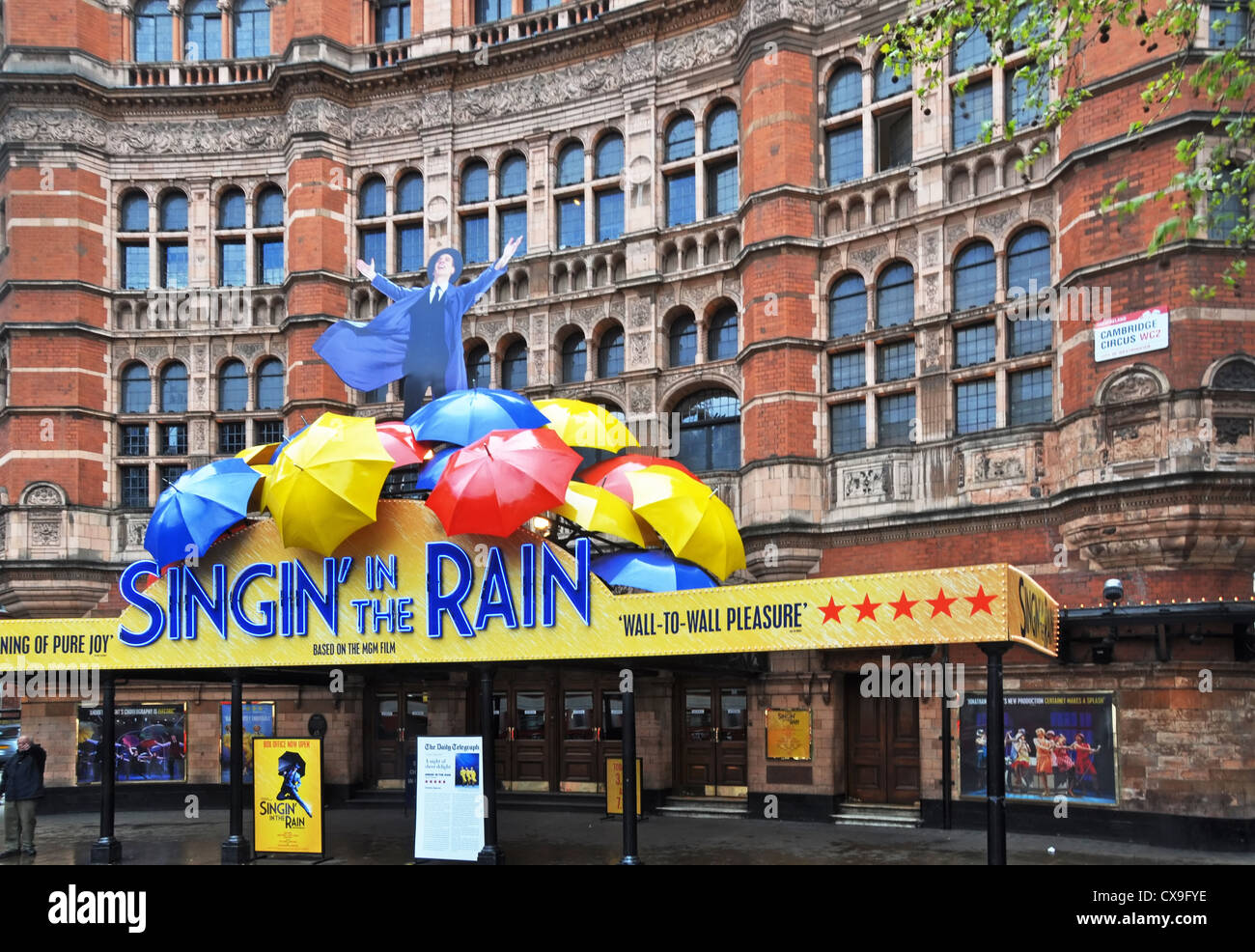 Singing In The Rain Musical Produktion im Palace Theatre im Londoner West End erhält fünf Sterne von Kritikern. Stockfoto