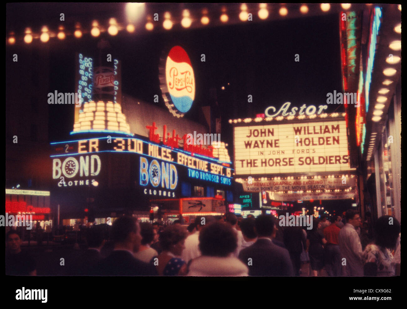 New Yorker Straßenszene 1959 1950s Farbe Kodachrome Astor Theater Film Festzelt Pferd Soldaten times Square New York Nacht neon Stockfoto