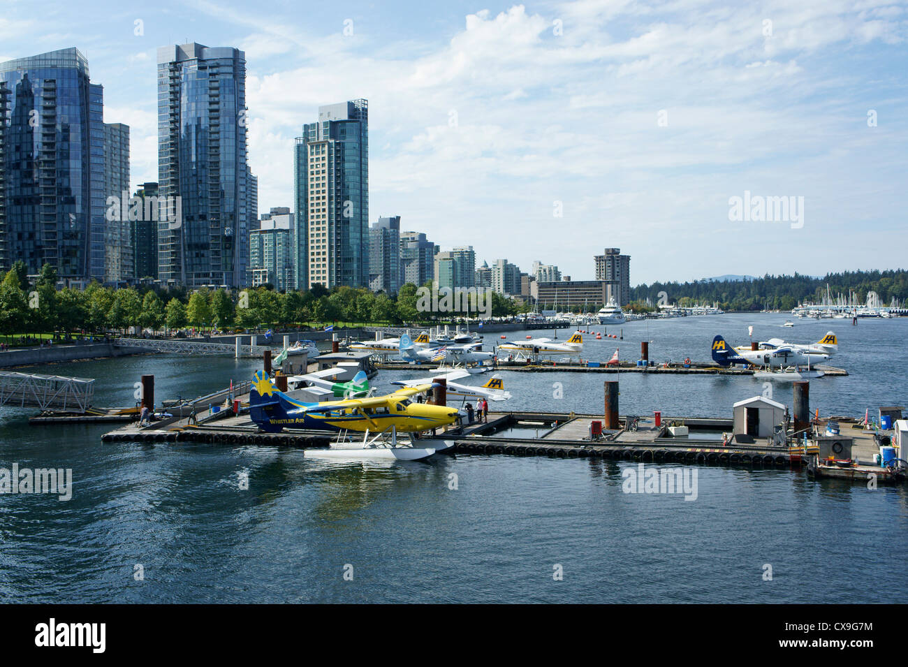 Wasserflugzeuge oder Wasserflugzeuge angedockt am Flughafen von Vancouver Hafen Wasser in Coal Harbour, Vancouver, BC, Kanada Stockfoto