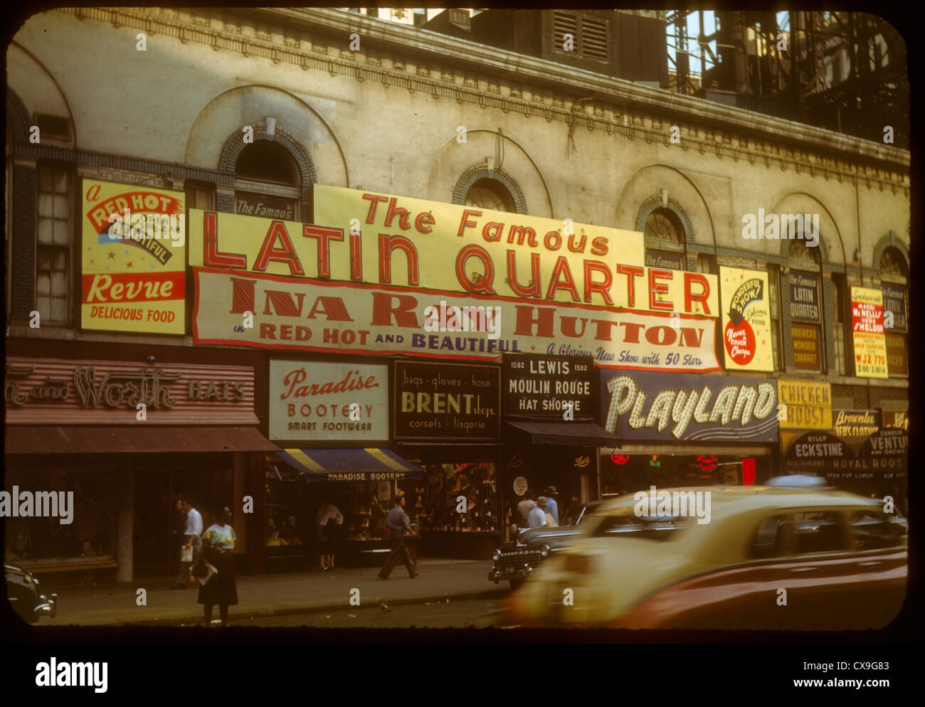 Quartier Latin 1948 1940s Farbe Kodachrome New York City Manhattan Ina Ray Hutton jazz Playland Billy Autos Straßenszene signiert Sig Stockfoto
