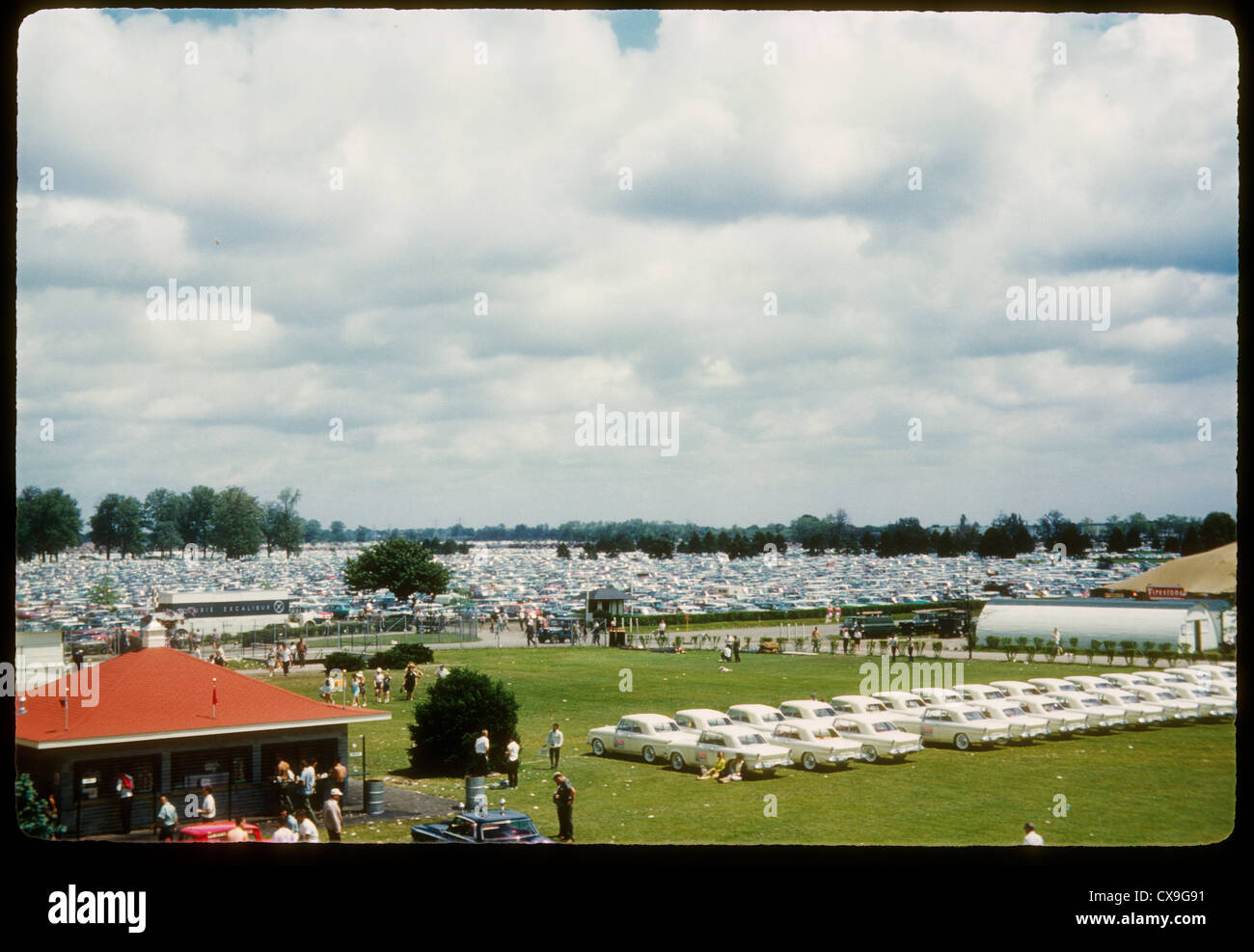 Indy 500 Indianapolis 1962 Rennen Auto motor Speedway 1960er Jahre Rennsportwagen geparkt im infield Stockfoto
