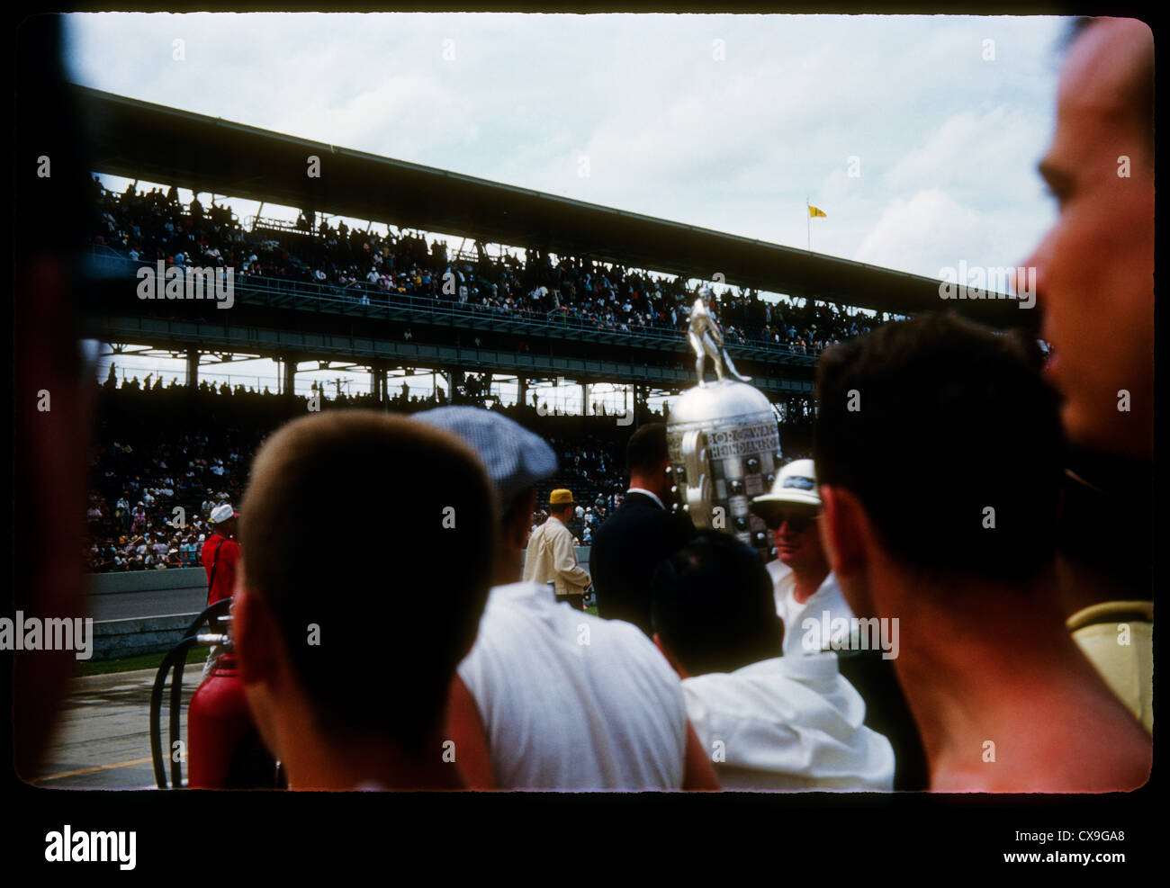Indy 500 Indianapolis 1962 Rennen Auto motor Speedway 1960er Jahre Racing Sport Menschenmenge steht Trophäe Stockfoto