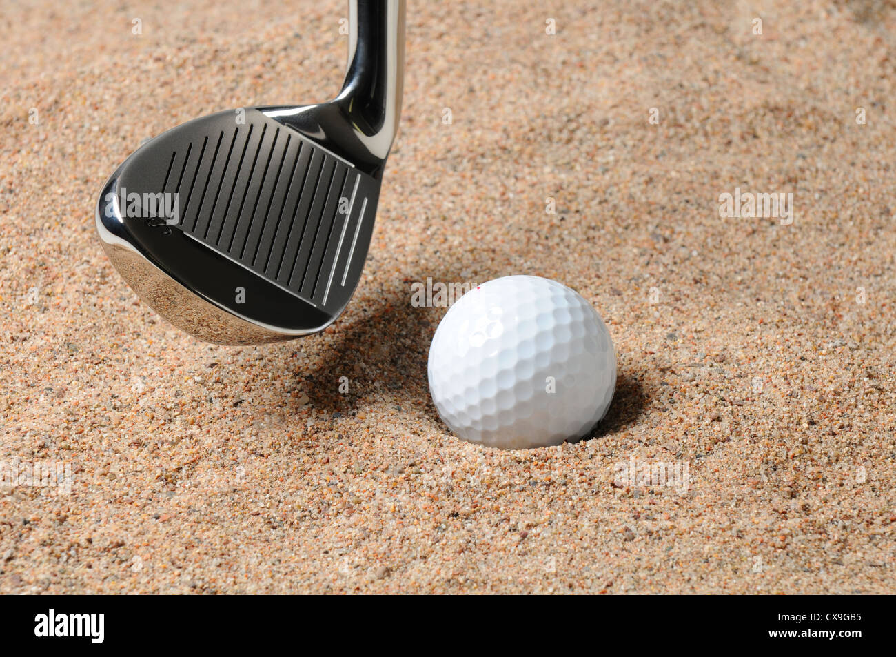 Golfball im Falle mit Sand Wedge den Golfball zu schlagen. In horizontalen Komposition mit textfreiraum hautnah. Stockfoto