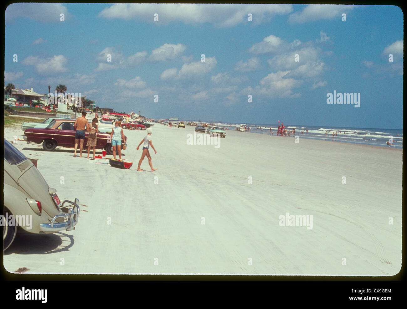 Touristen geparkt auf Daytona Beach 1968 Florida 1960er Jahre Sand Sandstrand Sommer wolkenloser Himmel Urlaubsreisen Stockfoto