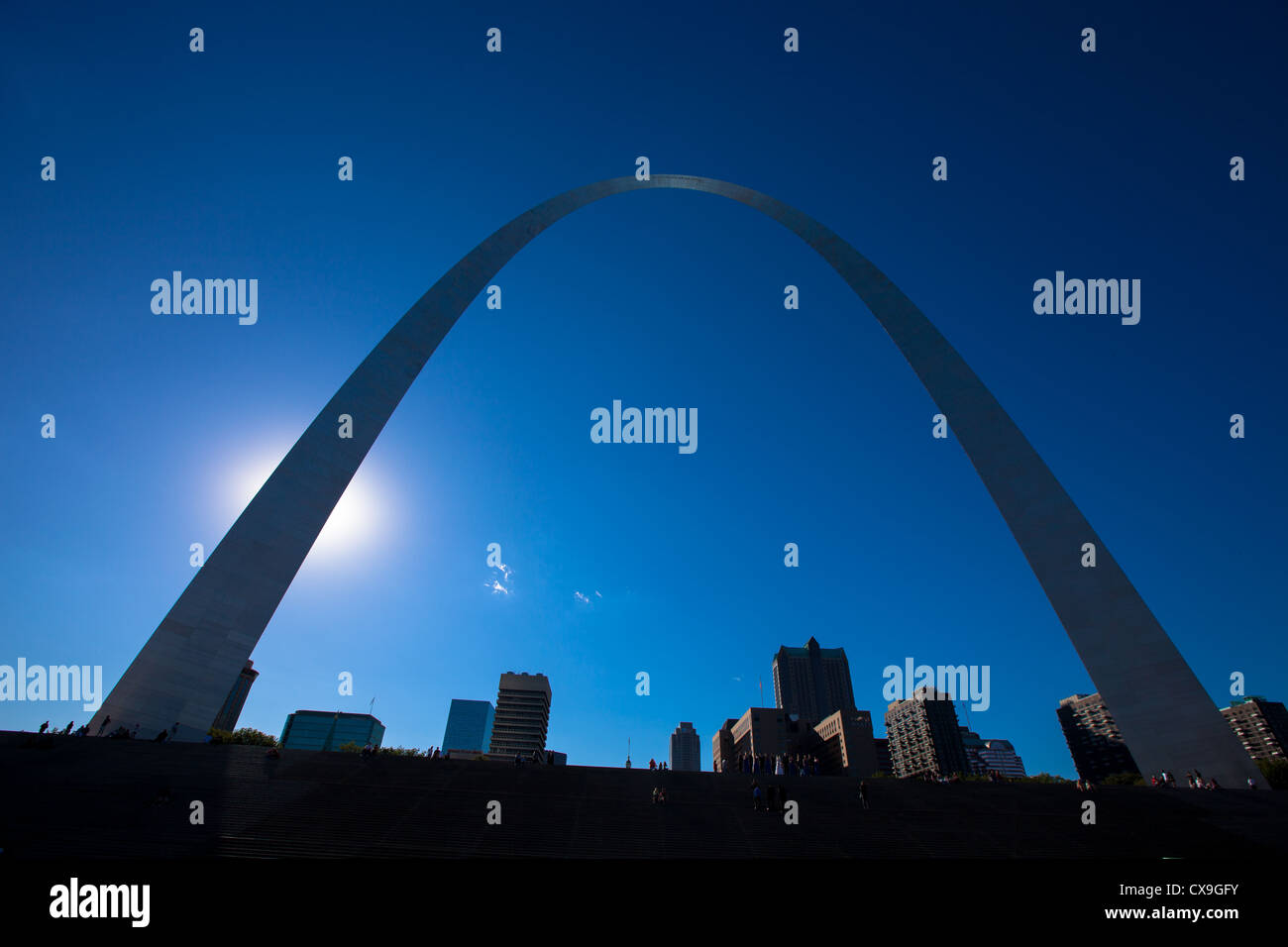 Das berühmte St. Louis Arch erhebt sich hoch über der Innenstadt und des Mississippi River. Stockfoto