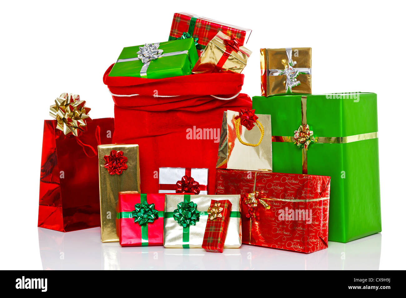 Meschotschek Rot Weihnachten voller und umgeben von Geschenk verpackt Geschenke, isoliert auf einem weißen Hintergrund. Stockfoto