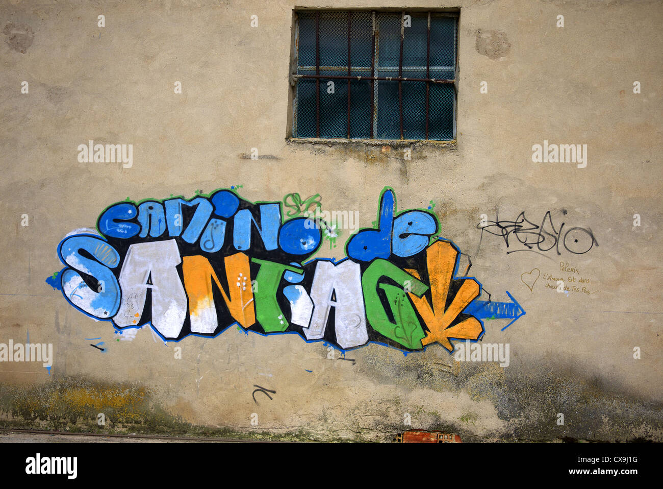 Camino de Santiago Graffiti Art Marker auf einem Gebäude in Spanien. Stockfoto