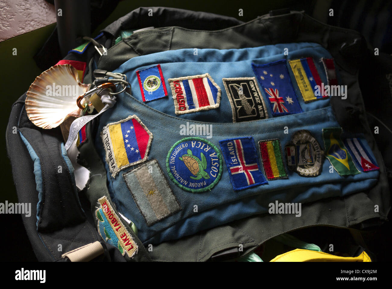 Camino Jakobsmuschel befestigt um einen weit gereisten Rucksack mit  Abzeichen verziert Stockfotografie - Alamy