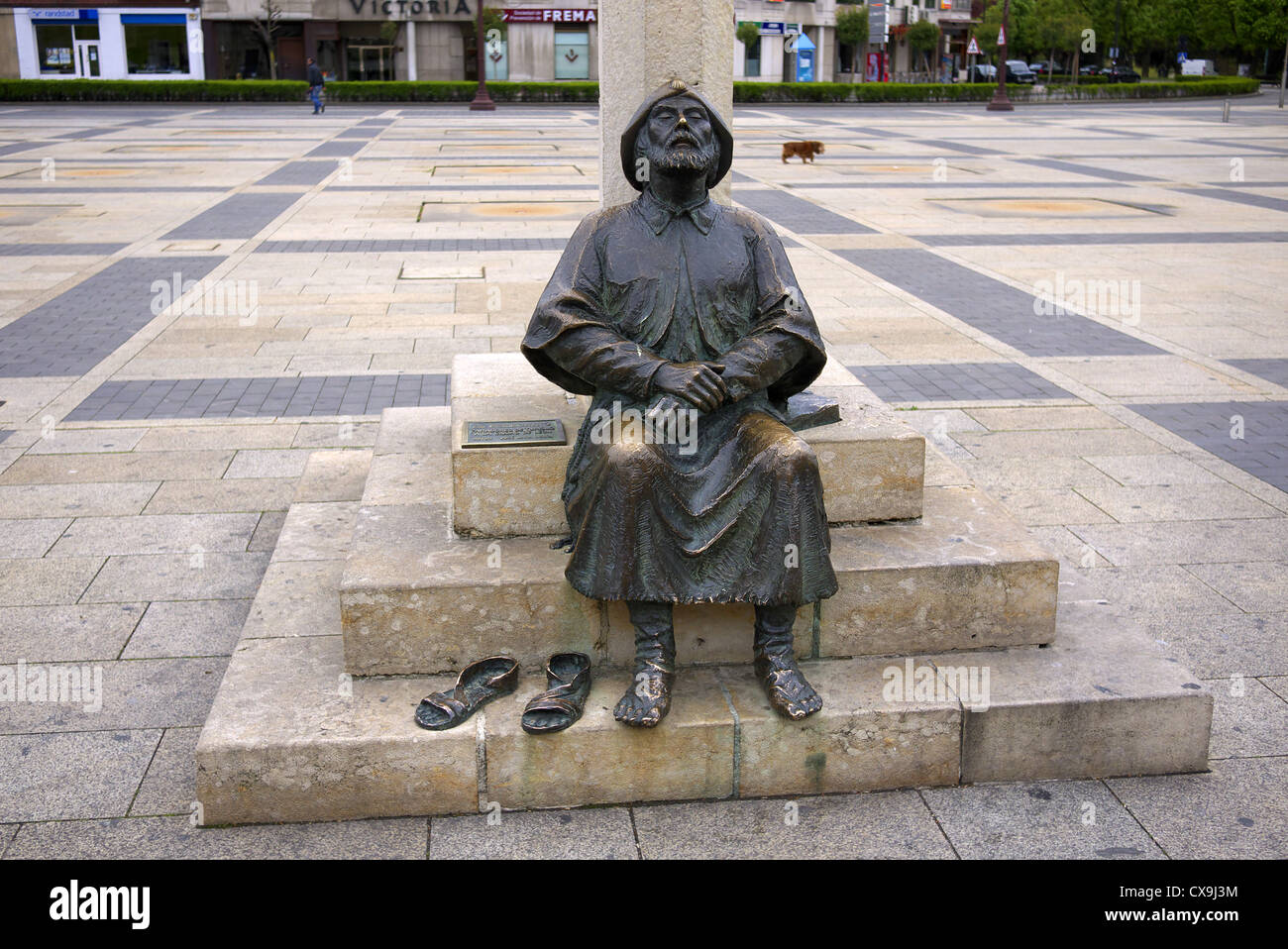 Die Füße einer Bronzestatue eines Pilgers in der Plaza San Marcos in León, Spanien. Stockfoto