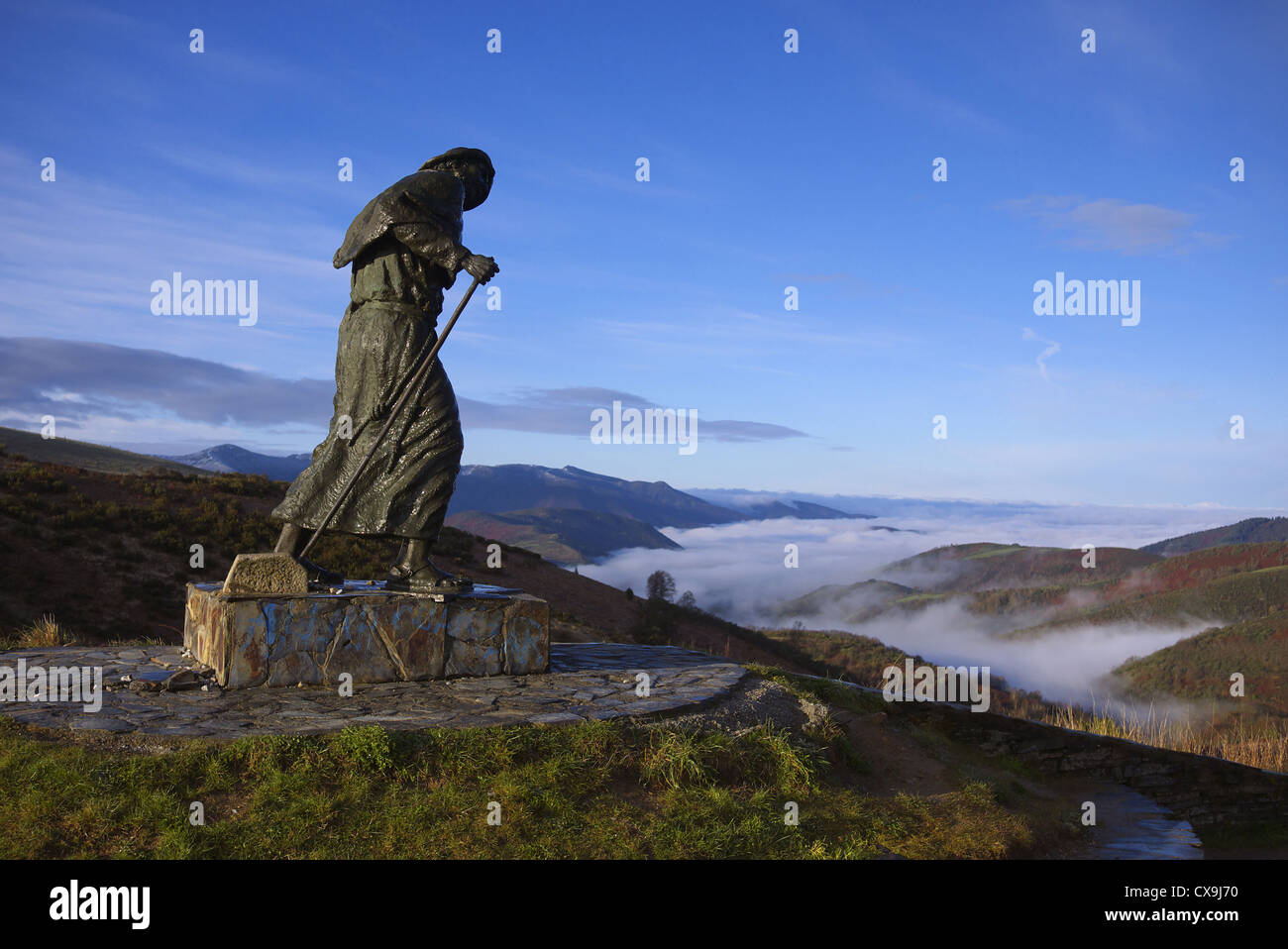 Denkmal eines Pilgers in Alto San Roque in der Nähe von O'Cebreiro in Spanien. Stockfoto Denkmal eines Pilgers in Alto San Roque in der Nähe von O'Cebreiro in Spanien. Stockfoto