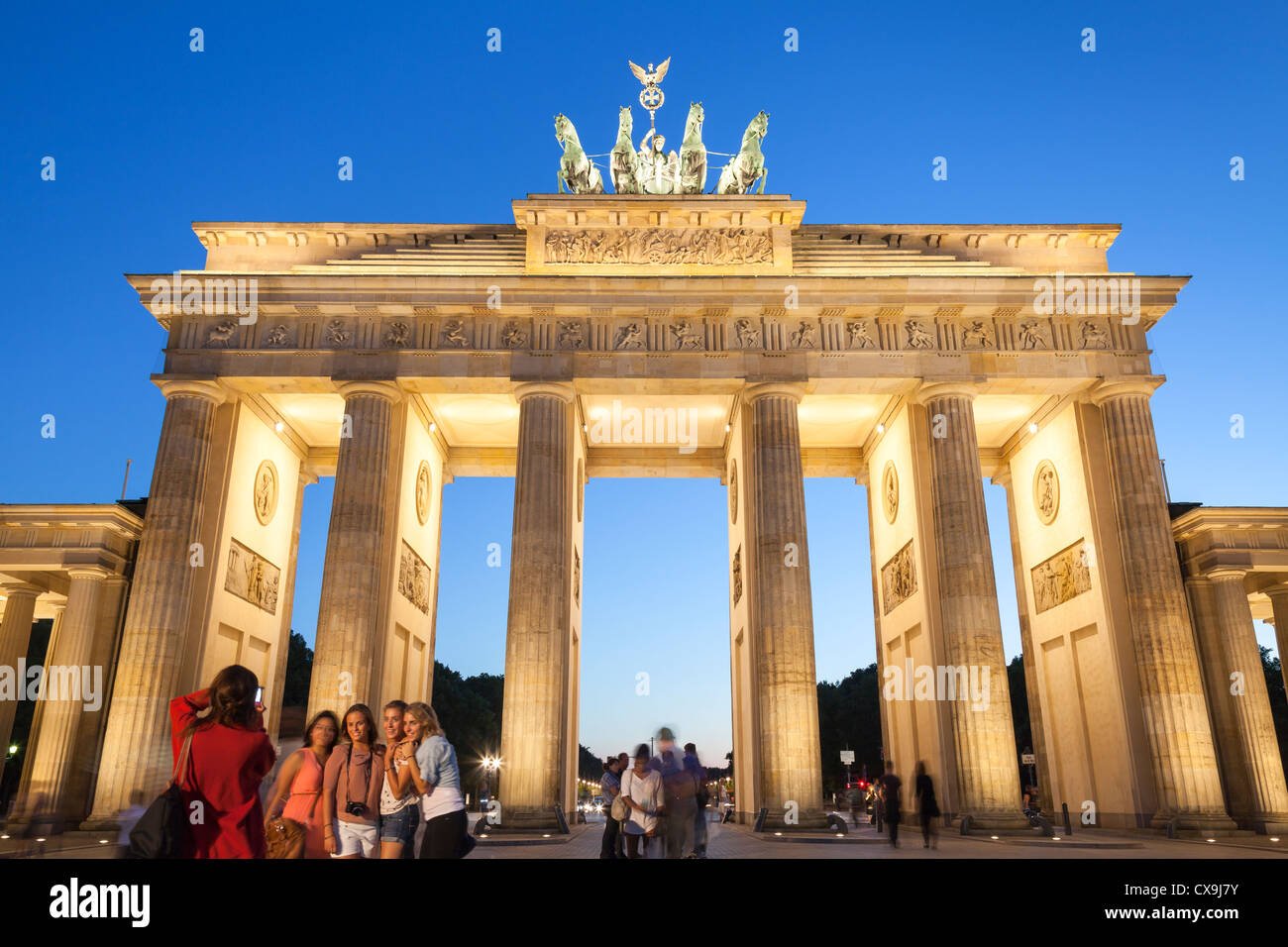 Touristen vor dem Brandenburger Tor, Berlin, Deutschland Stockfoto