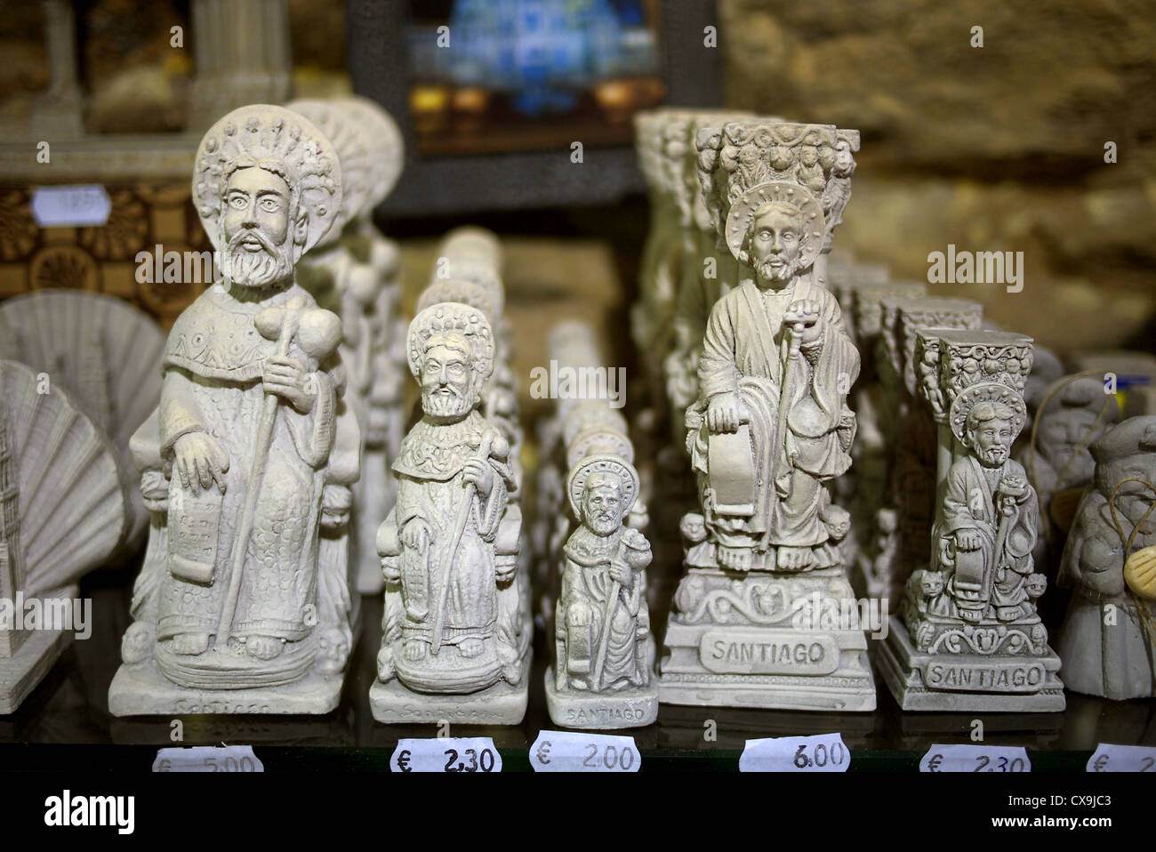 Santiago De Compostela, Spanien. Figuren des Hl. Jakobus in einen Souvenir-Shop verkauft. Stockfoto