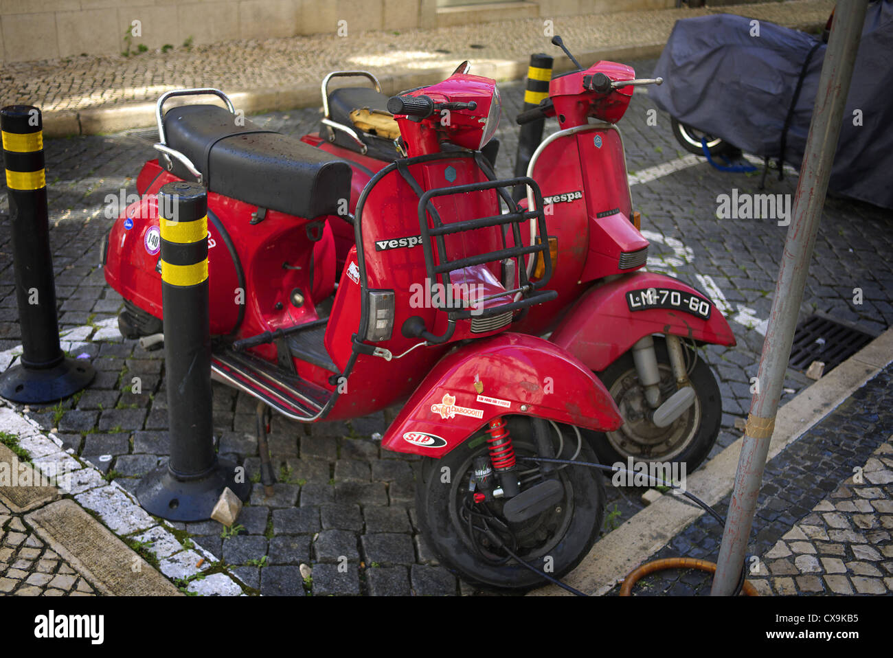 Zwei Vespas geparkt in Lissabon, Portugal. Stockfoto