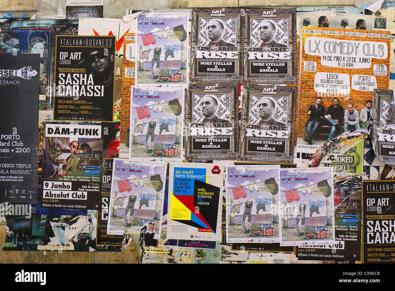 Bill-Poster an der Wand in Lissabon, Portugal. Stockfoto