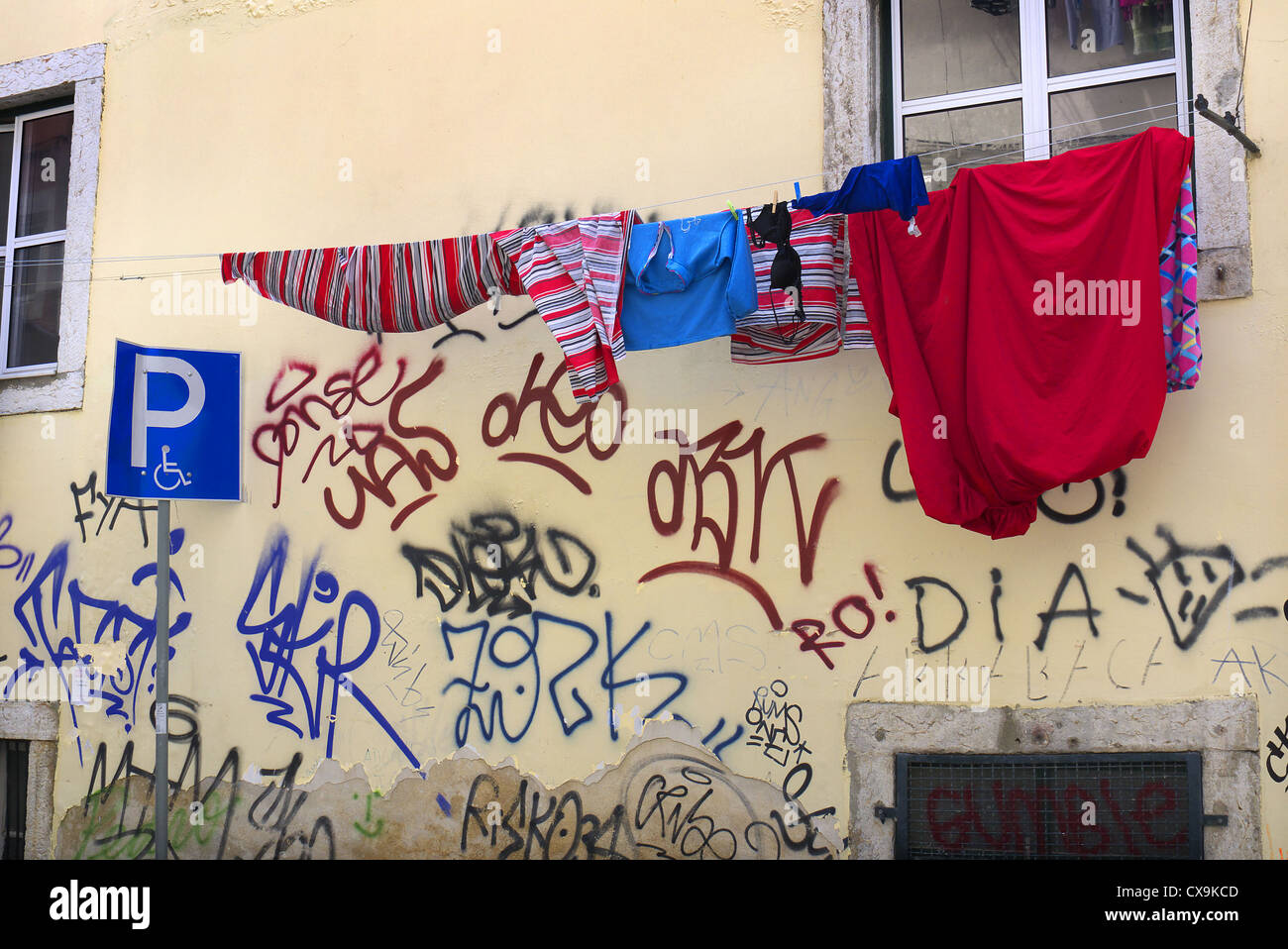 Graffiti und Waschen in Lissabon, Portugal. Stockfoto