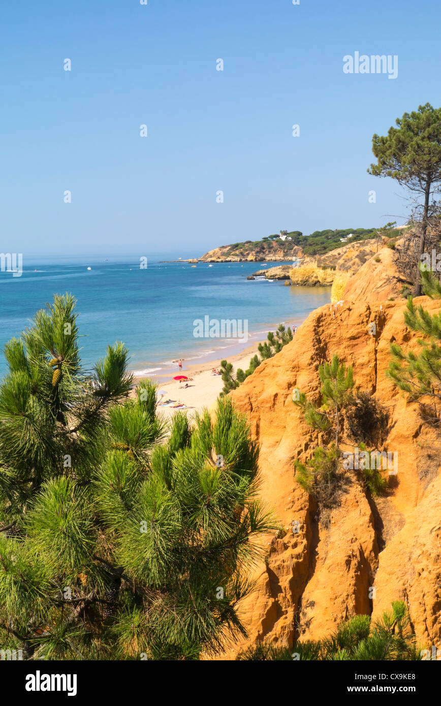 Portugal, Algarve, Club Med, La Balaia, Panorama-Meerblick von Sandstein-Klippen, Strände, Sand, Meer, Sonne, tiefblauer Himmel Stockfoto