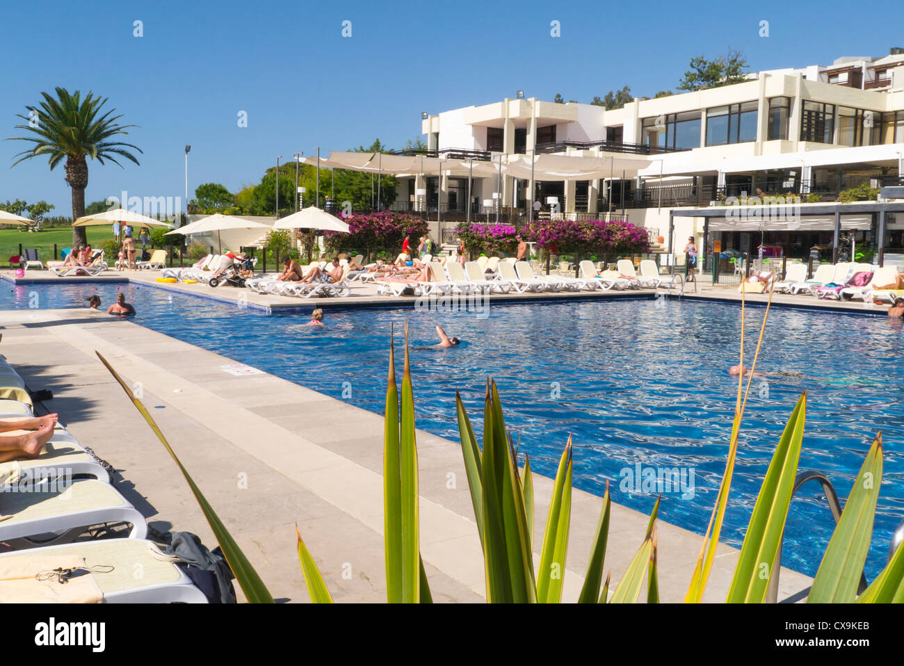 Portugal, Algarve, Club Med, da Balaia, Swimmingpool umgeben von Sonnenliegen Sonnenanbeter & Restaurant-Stuben-block Stockfoto