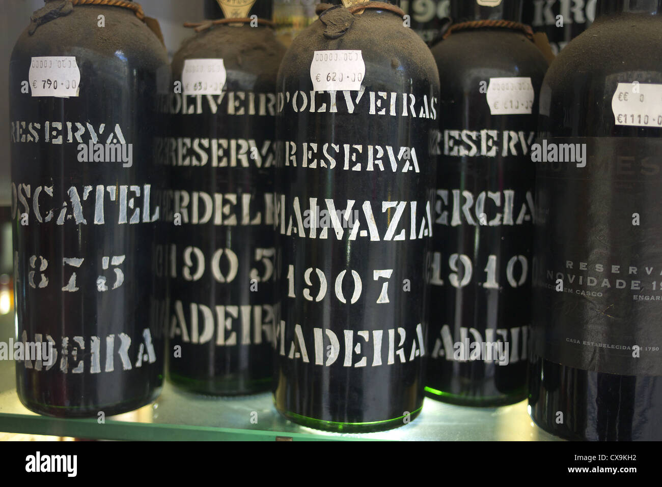 Flaschen von Madeira Jahrgangswein auf Verkauf in Lissabon, Portugal. Stockfoto