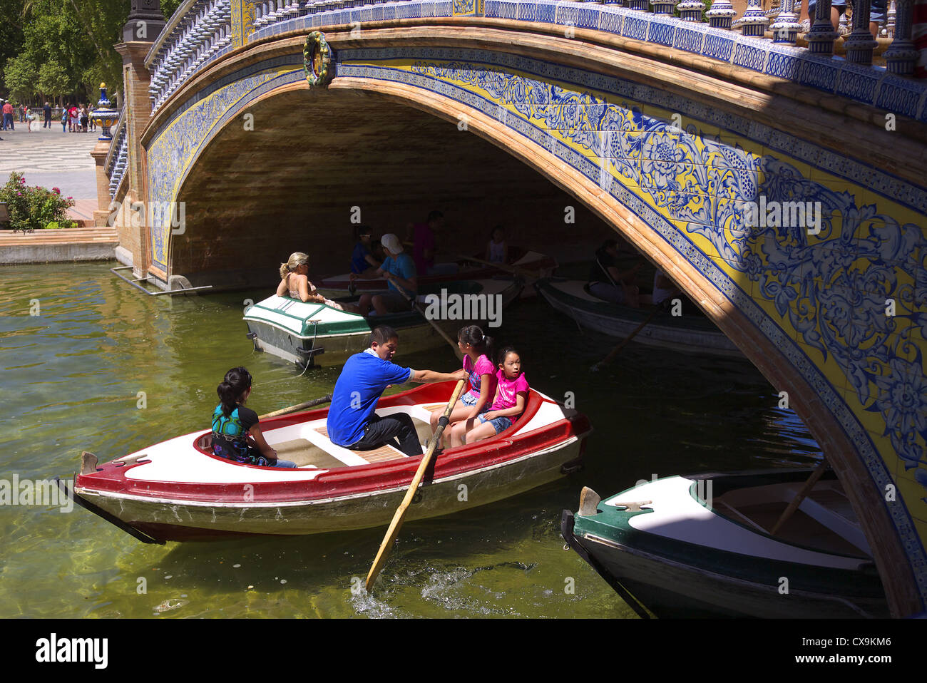 Touristen in Sportboote auf der Plaza de Espana in Sevilla, Spanien. Stockfoto