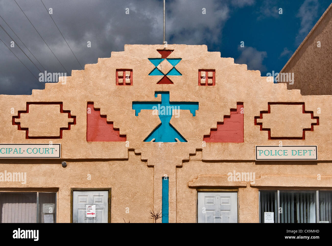 Indischer Kunst inspirierte Motive bei Polizei und Gerichtsgebäude in Mountainair, New Mexico, USA Stockfoto