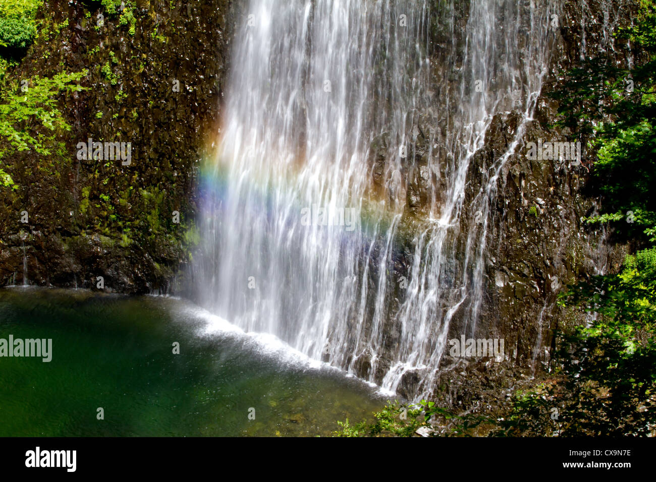 Regenbogen im Wasserfall von Ray-Pic in Frankreich Stockfoto