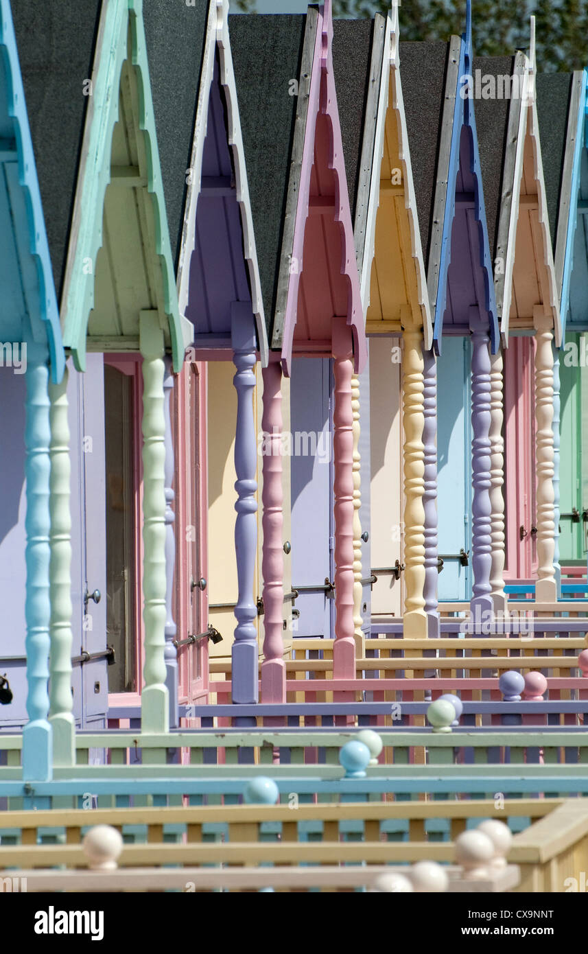 farbenfrohe Strandhütten, West Mersea, Essex, england Stockfoto