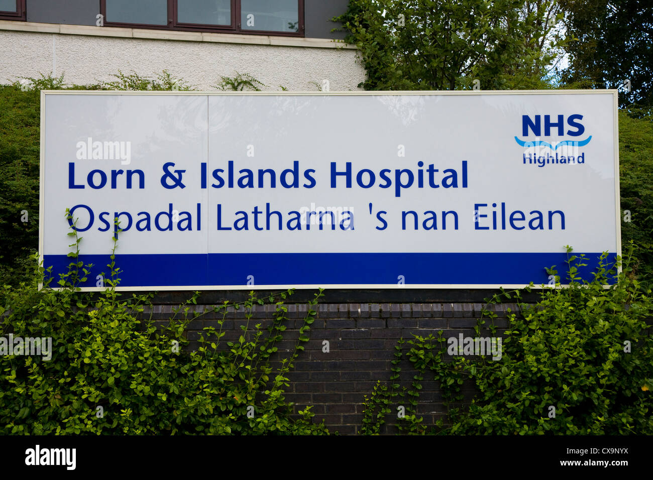 Melden Sie in Englisch und Gälisch Übersetzung am Eingang der Lorn und Inseln Krankenhaus in Oban, Schottland. VEREINIGTES KÖNIGREICH. Stockfoto