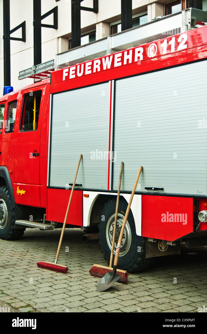 Deutsche Feuerwehr-Auto mit Reisigbesen Stockfoto