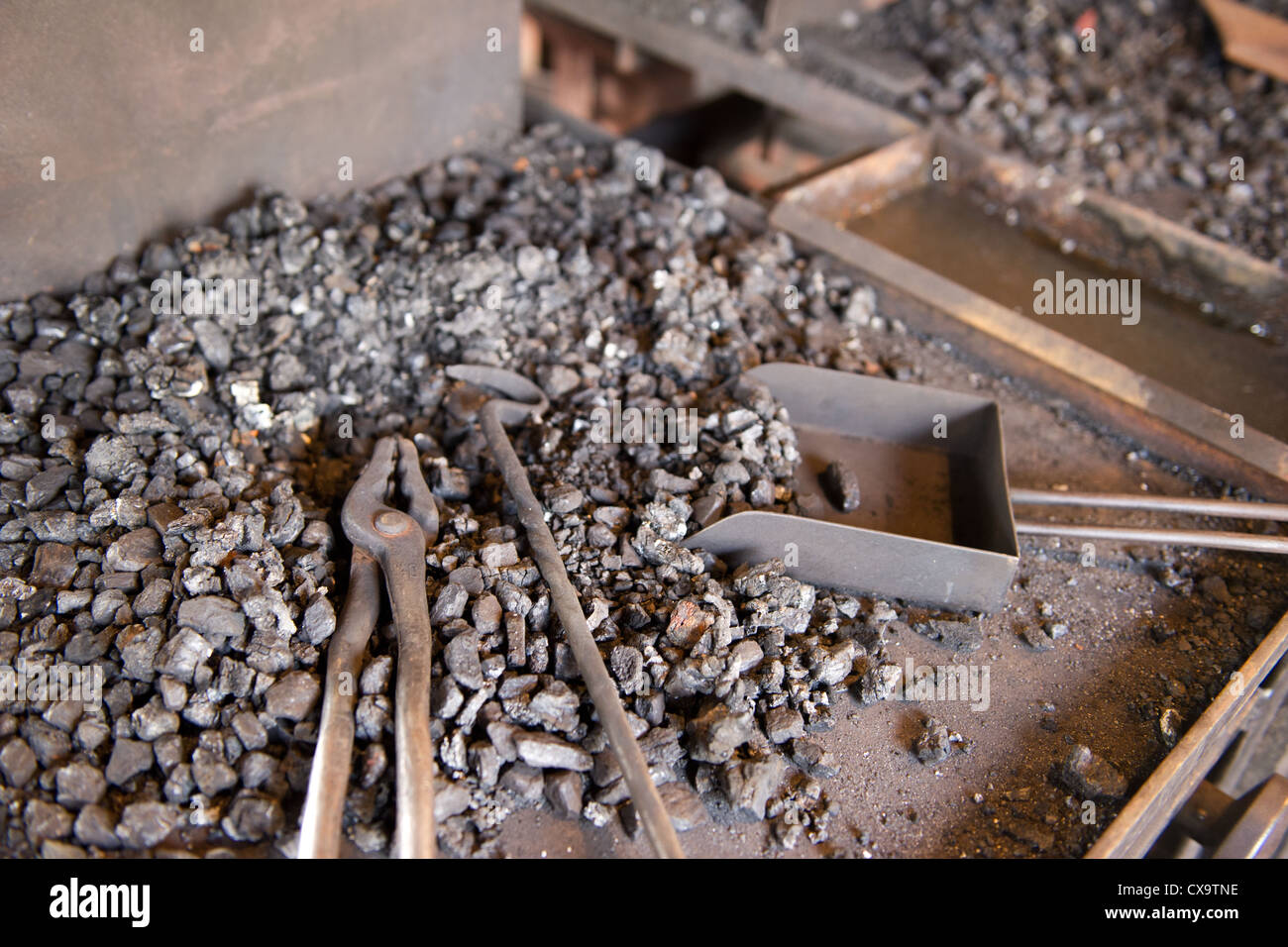 Werkzeuge und Kohlen aus der smith Stockfoto