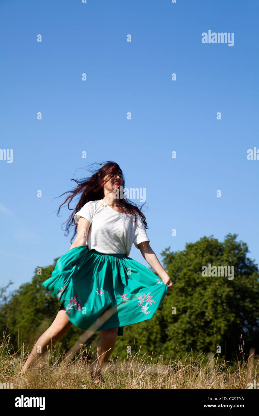 Frau-Jumping und tänzeln im Park Stockfoto