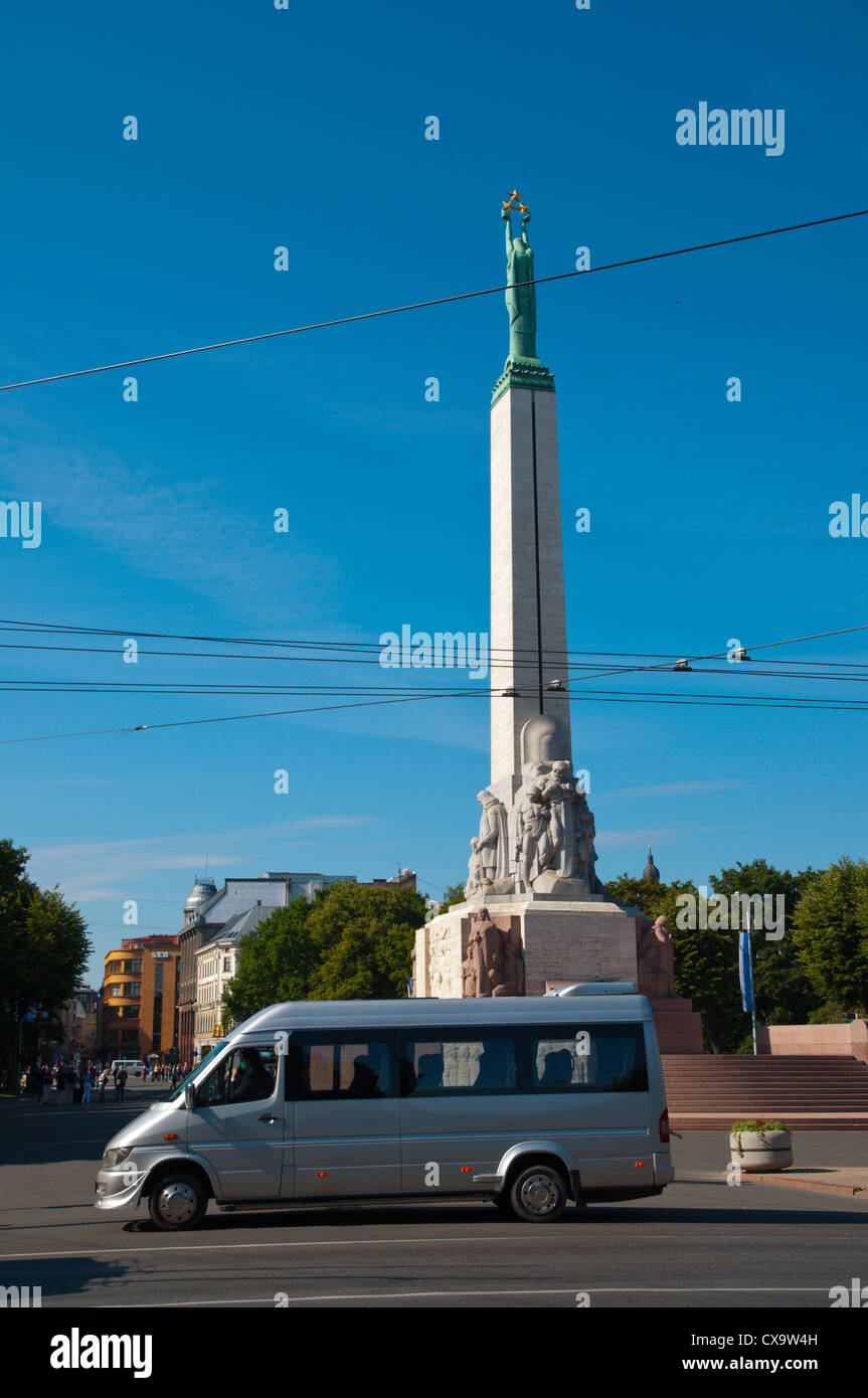 Marshrutka Kleinbus vor Freiheitsdenkmal auf Raina Bulvaris Straße Riga Lettland Mitteleuropa Stockfoto
