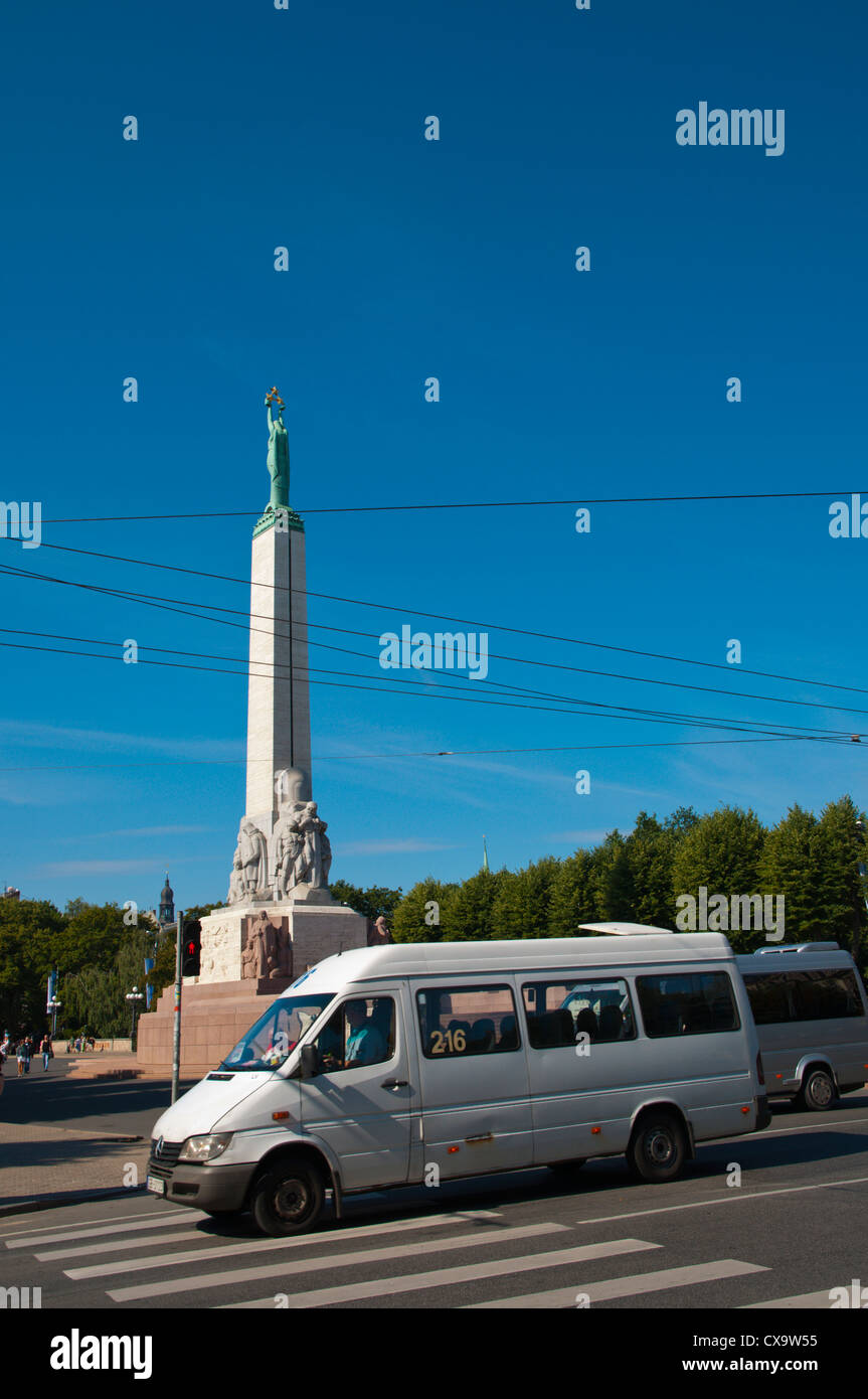 Marshrutka Kleinbus vor Freiheitsdenkmal auf Raina Bulvaris Straße Riga Lettland Mitteleuropa Stockfoto