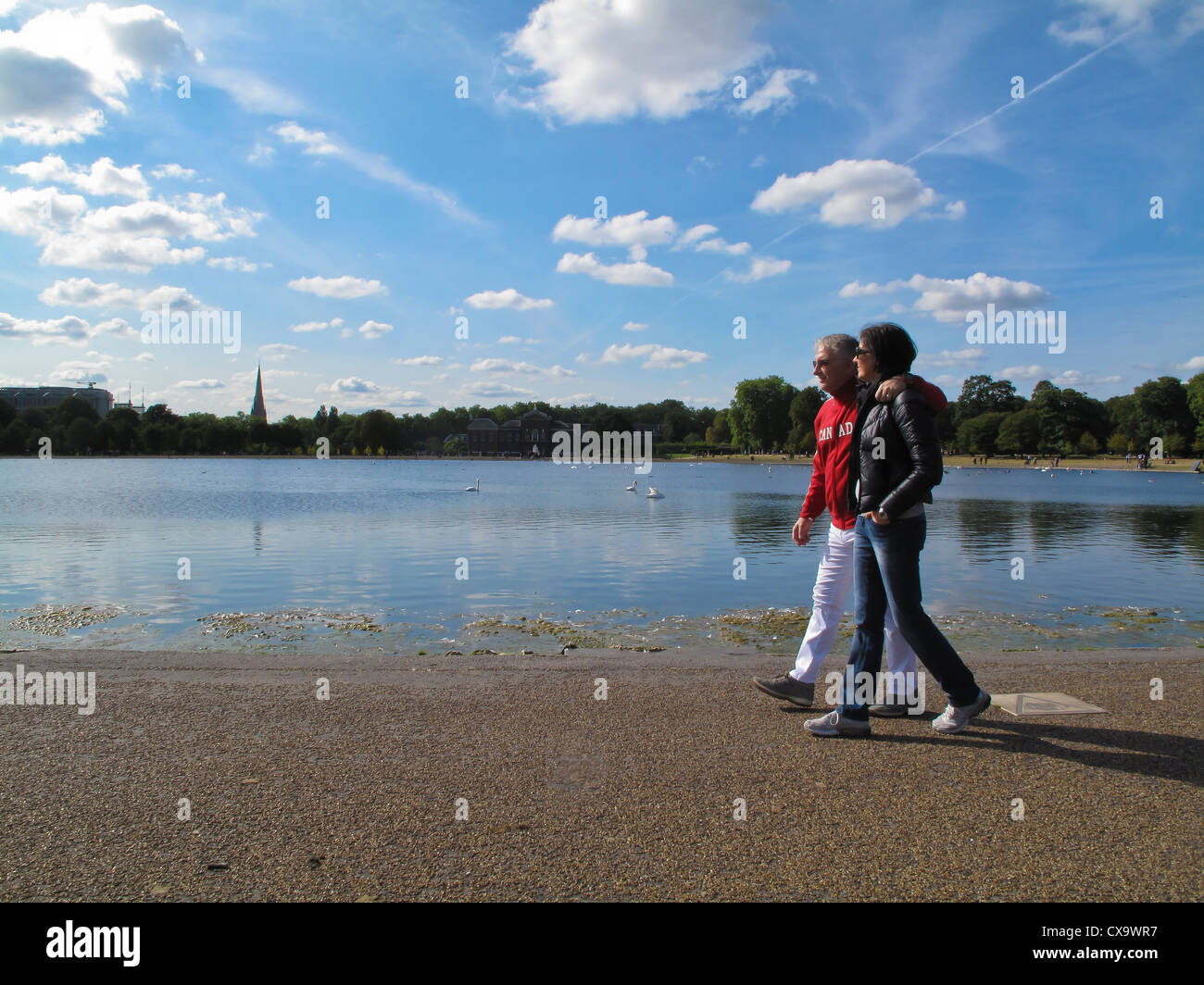 Paare, die um den Teich im Kensington Palace London Stockfoto