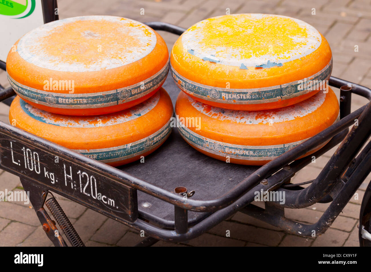 Amsterdam: Käse Rad vor Käse Shop - Amsterdam, Niederlande, Europa Stockfoto