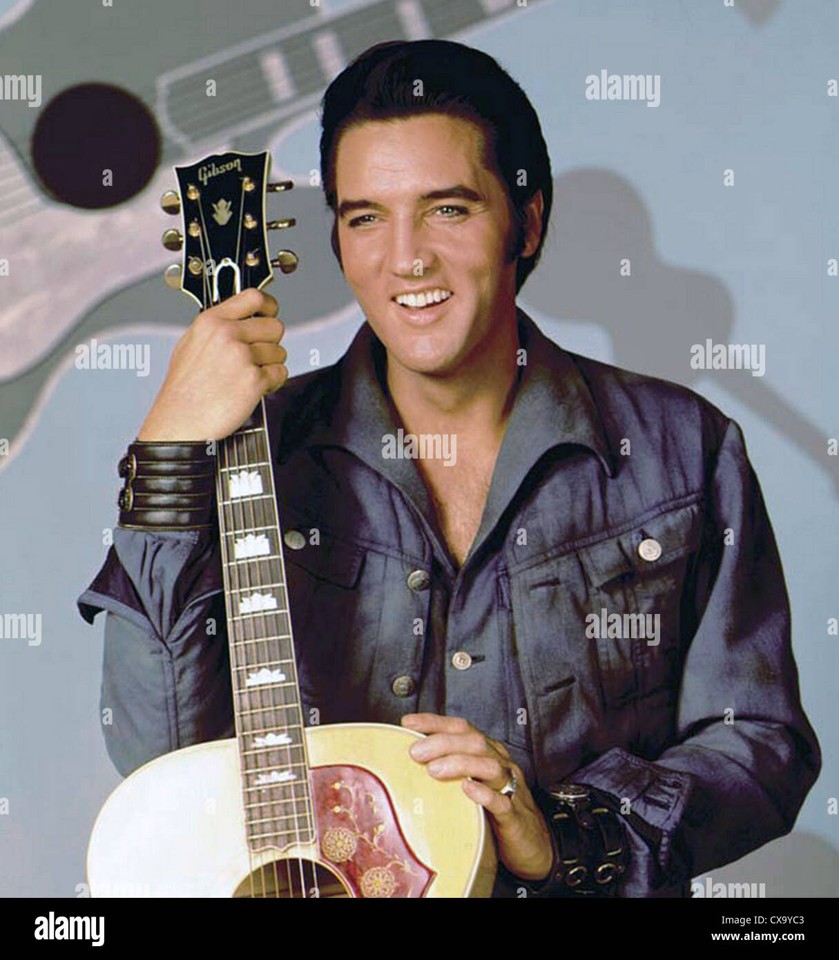 ELVIS PRESLEY (1935-1977) mit Gibson Akustikgitarre über 1966 Stockfoto
