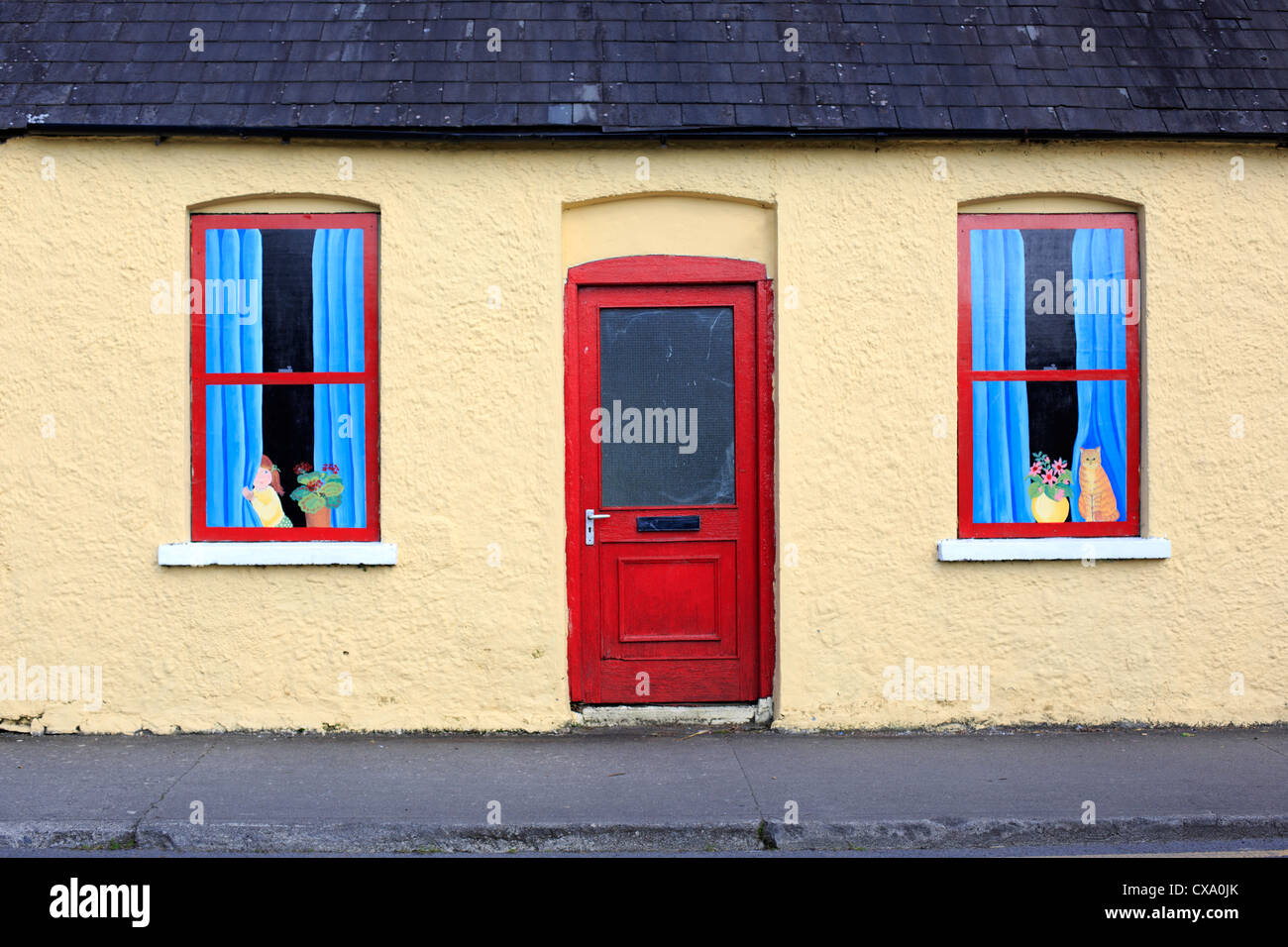 Irische Cottage mit gemalten Fenstern, Ballina, County Tipperary, Irland Stockfoto