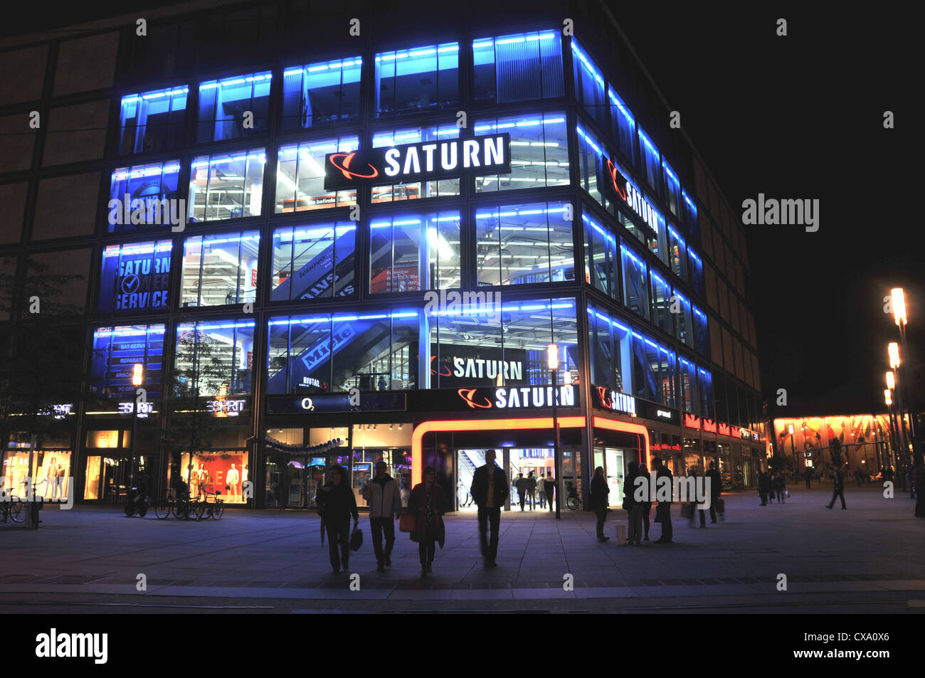 Saturn mal bei Nacht, l Alexanderplatz, Berlin, Deutschland Stockfoto