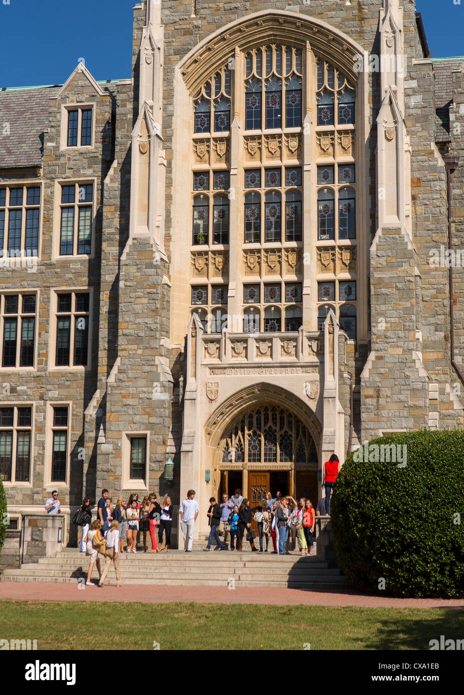 WASHINGTON, DC, USA - Menschen vor der weißen Gravenor Hall an der Georgetown University. Stockfoto