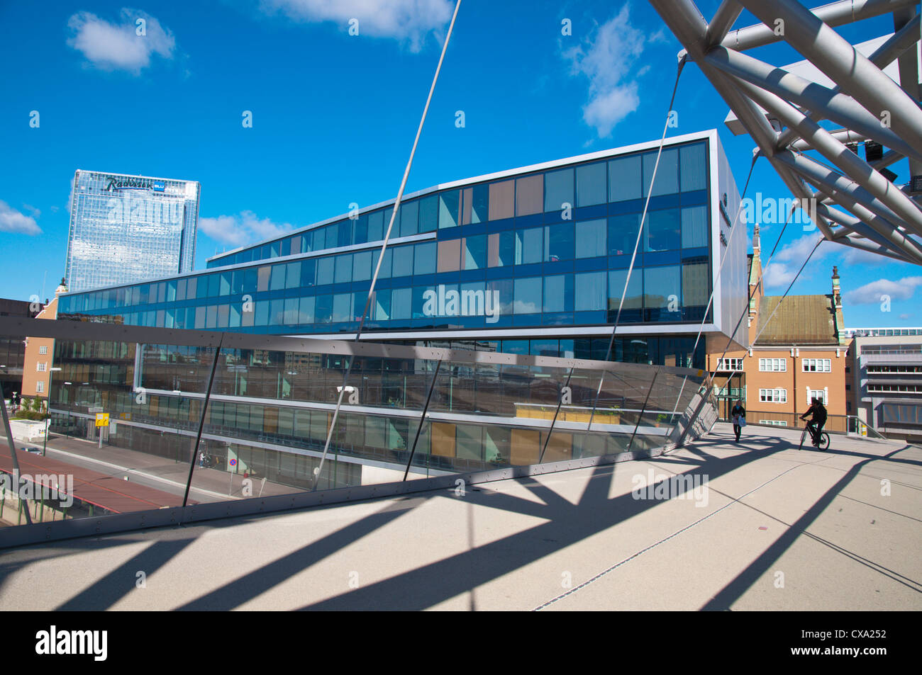 Fußgänger Fußgängerbrücke überqueren des Hauptbahnhofs verfolgt Sentrum Oslo Norwegen Mitteleuropa Stockfoto