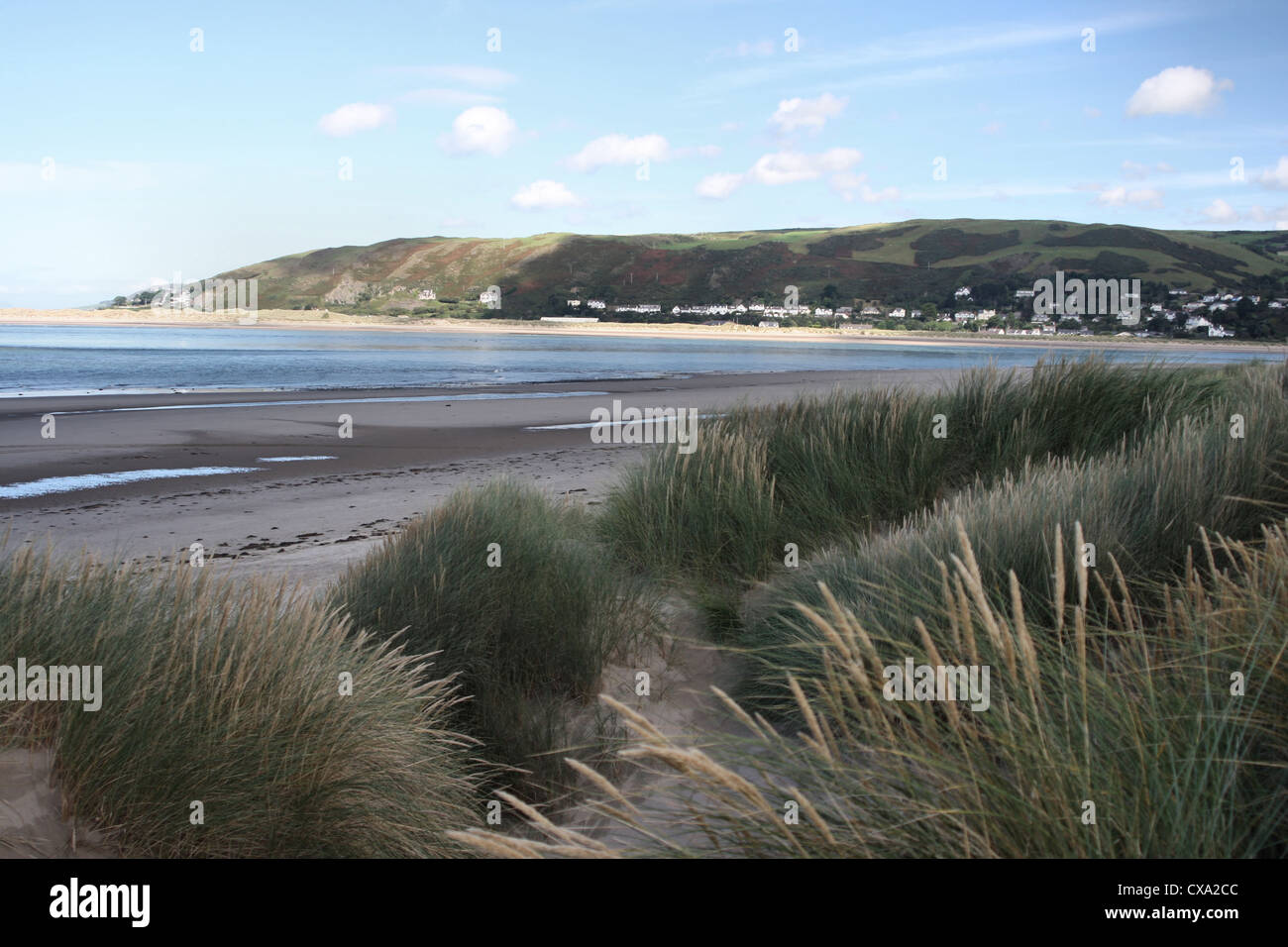 Aberdyfi von Sanddünen am Borth Strand bei Ebbe im Sommer Stockfoto